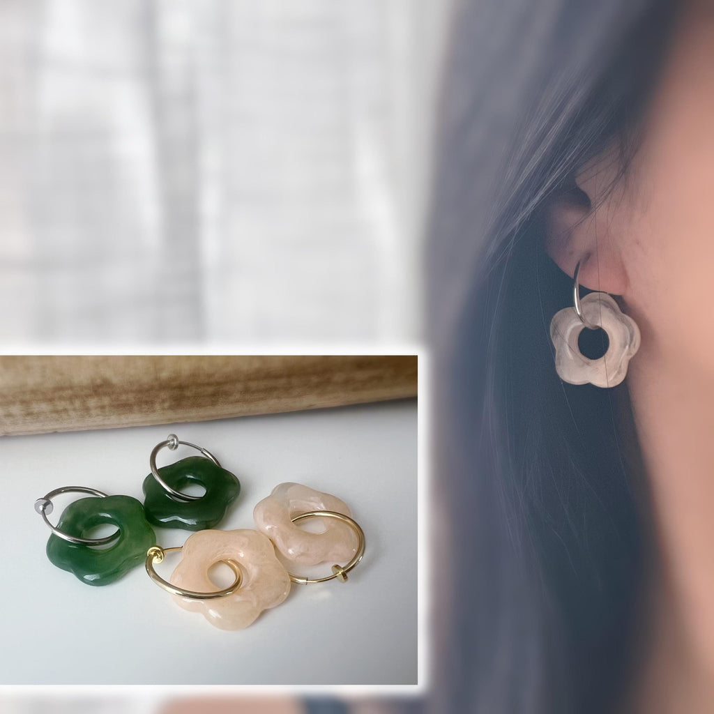 Boucles d’oreilles clip légères et fleuries, au charme rétro en résine marbrée Vert / Saumon clair. Un bijou frais chic et sans perçage