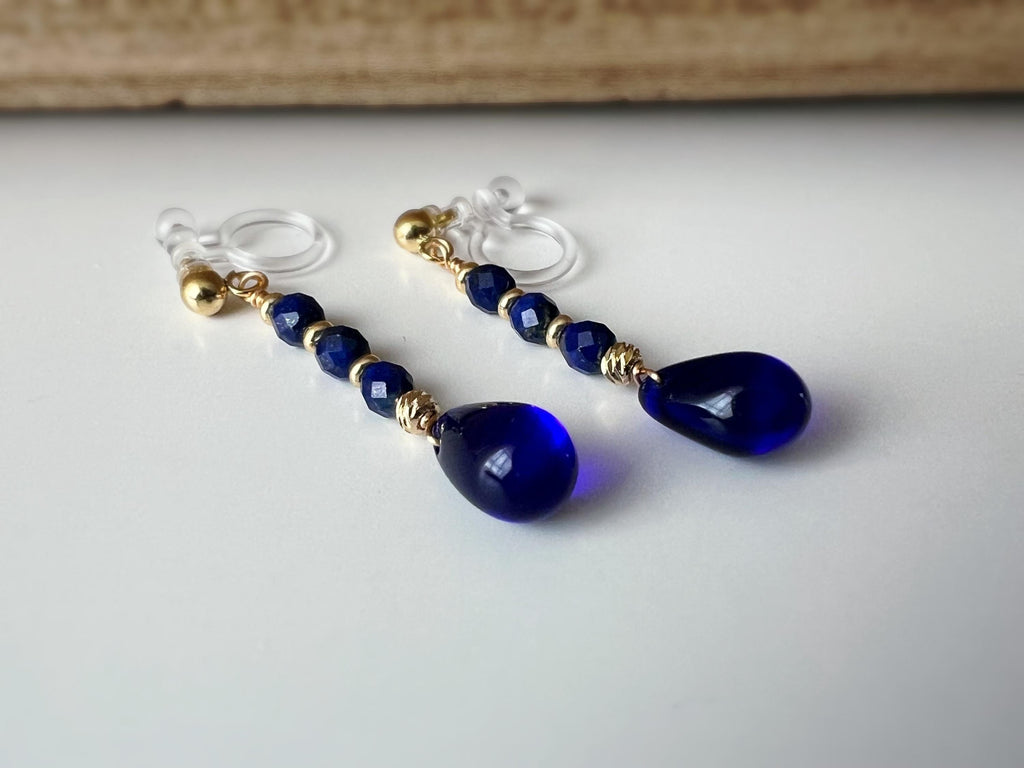 Boucles d'oreilles Clips résine INVISIBLES, Goutte d'eau couleur bleu foncé, Mini perle facettes lapis-lazuli naturel bleu.
