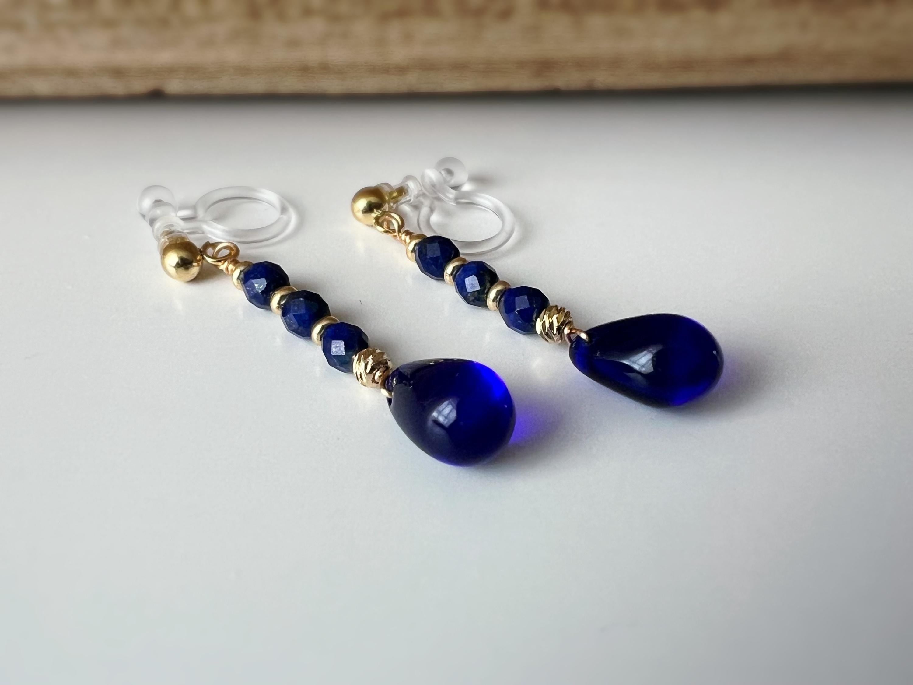 Boucles d'oreilles Clips résine INVISIBLES, Goutte d'eau couleur bleu foncé, Mini perle facettes lapis-lazuli naturel bleu.