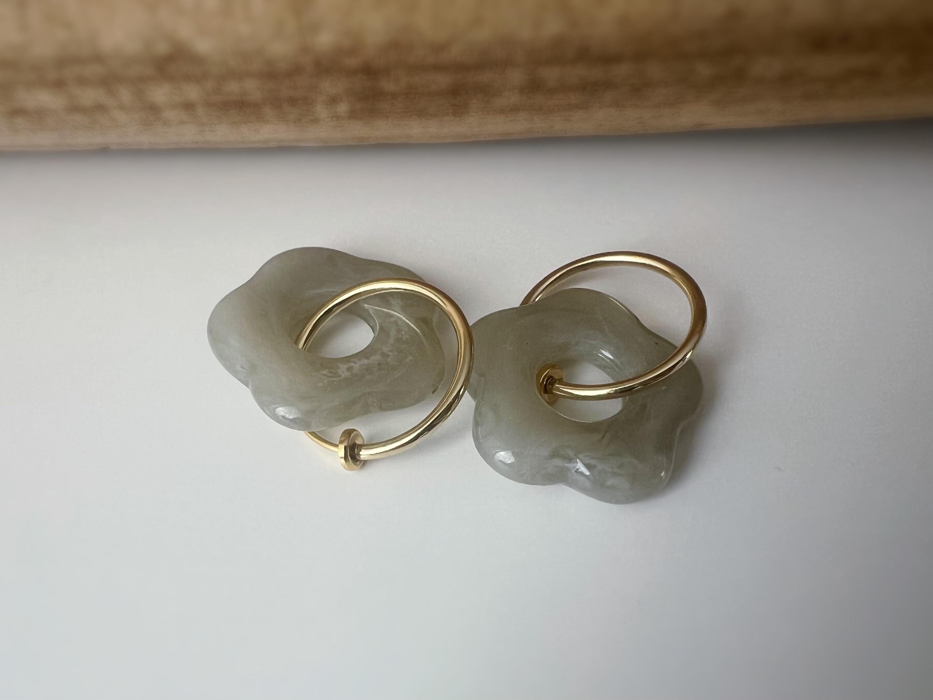 Boucles d’oreilles clip légères et fleuries, au charme rétro en résine marbrée Violet /Gris. Un bijou frais chic et sans perçage Créole 20mm