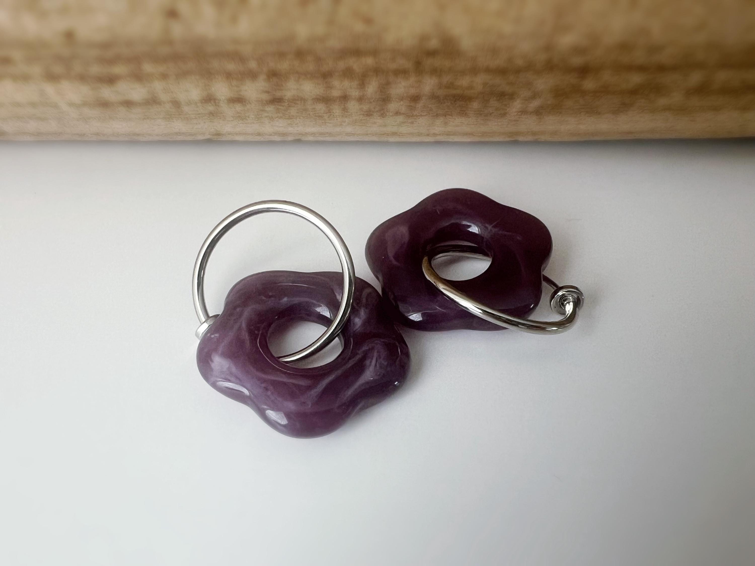 Boucles d’oreilles clip légères et fleuries, au charme rétro en résine marbrée Violet /Gris. Un bijou frais chic et sans perçage Créole 20mm