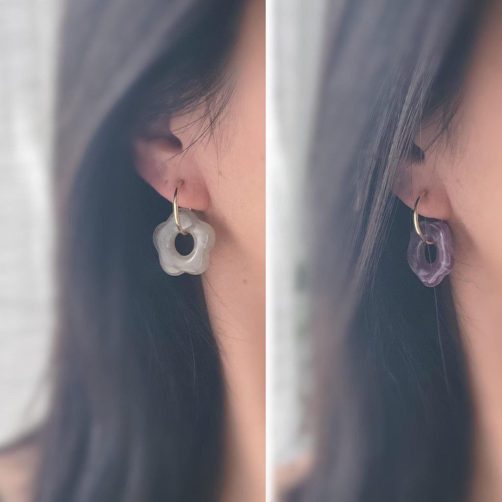 Boucles d’oreilles clip légères et fleuries, au charme rétro en résine marbrée Violet /Gris. Un bijou frais chic et sans perçage Créole 20mm