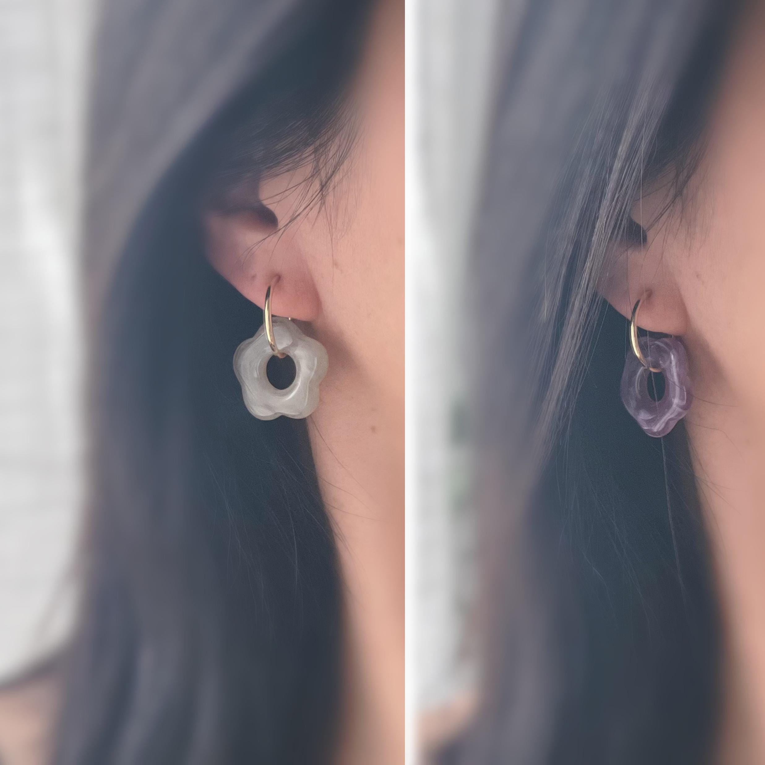 Boucles d’oreilles clip légères et fleuries, au charme rétro en résine marbrée Violet /Gris. Un bijou frais chic et sans perçage Créole 20mm