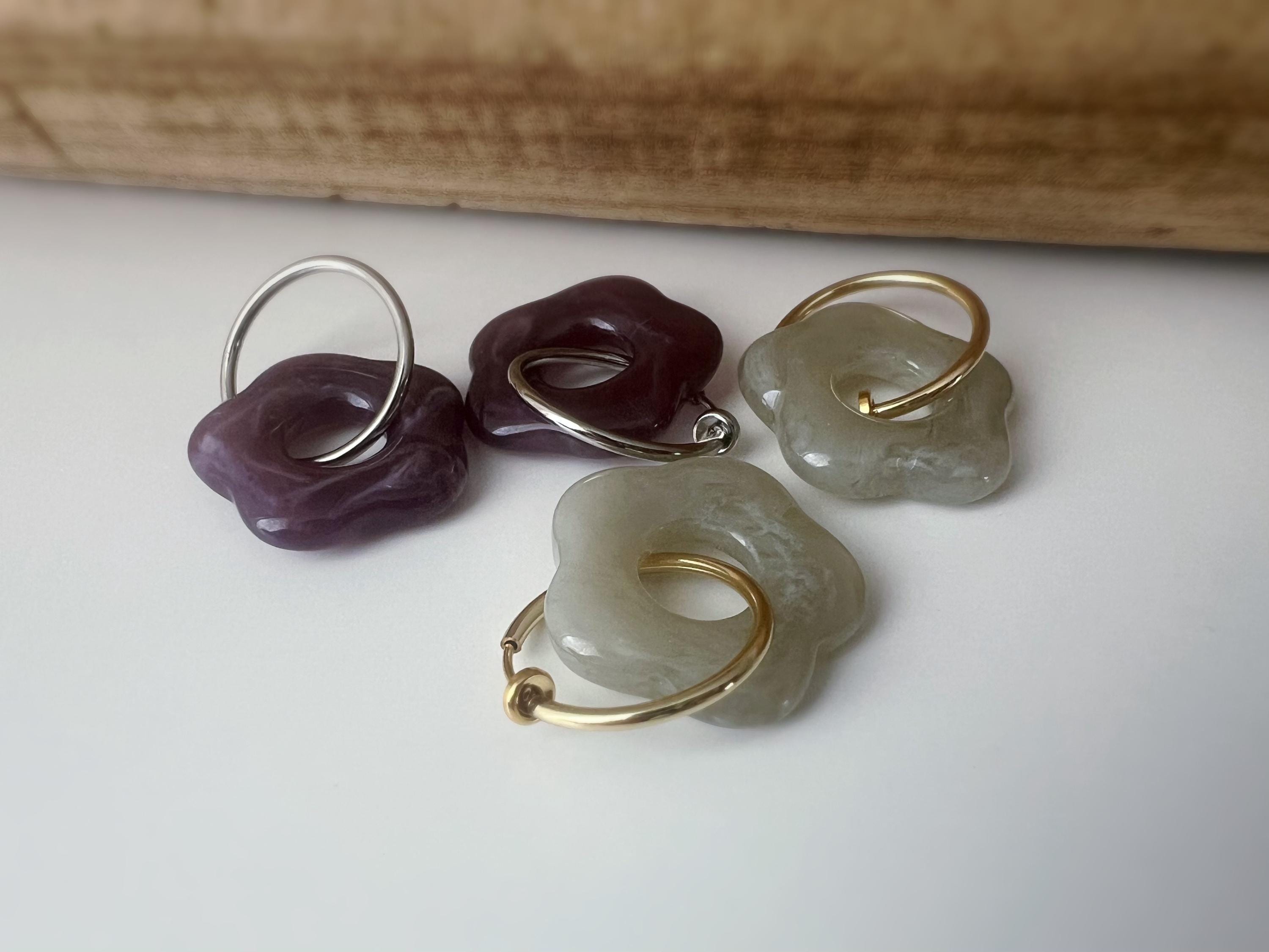 Boucles d’oreilles clip légères et fleuries, au charme rétro en résine marbrée Violet /Gris. Un bijou frais chic et sans perçage Créole 20mm