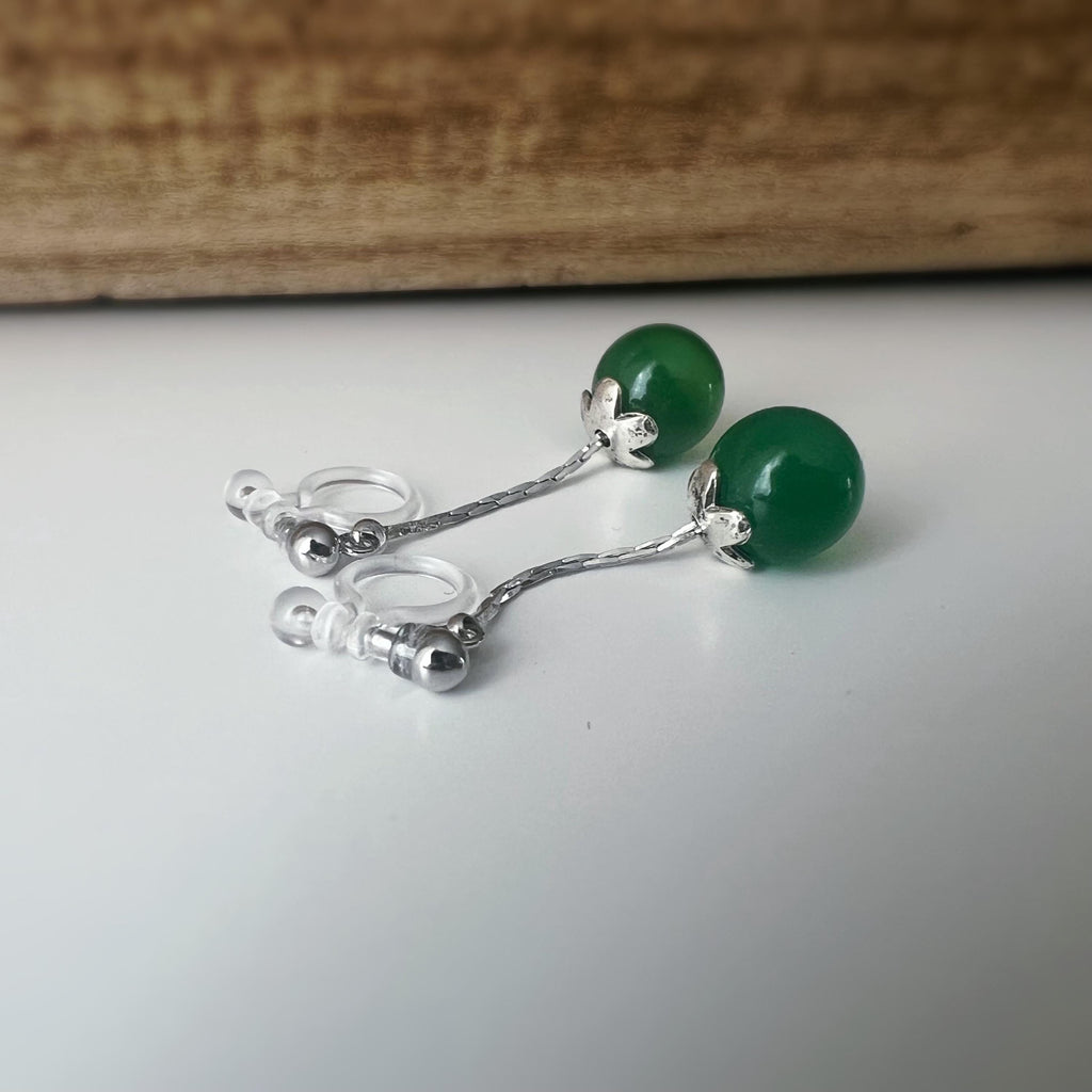 Boucles d’oreilles clip en argent avec perles vert jade foncé, élégantes et légères, parfaites pour oreilles non percées.