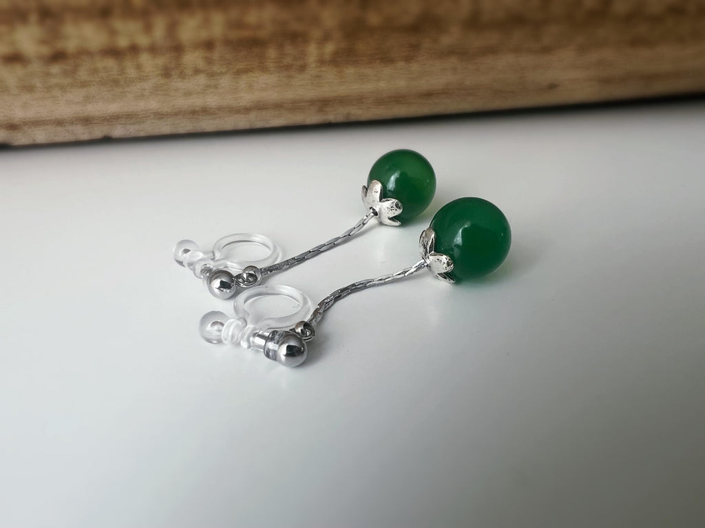 Boucles d’oreilles clip en argent avec perles vert jade foncé, élégantes et légères, parfaites pour oreilles non percées.