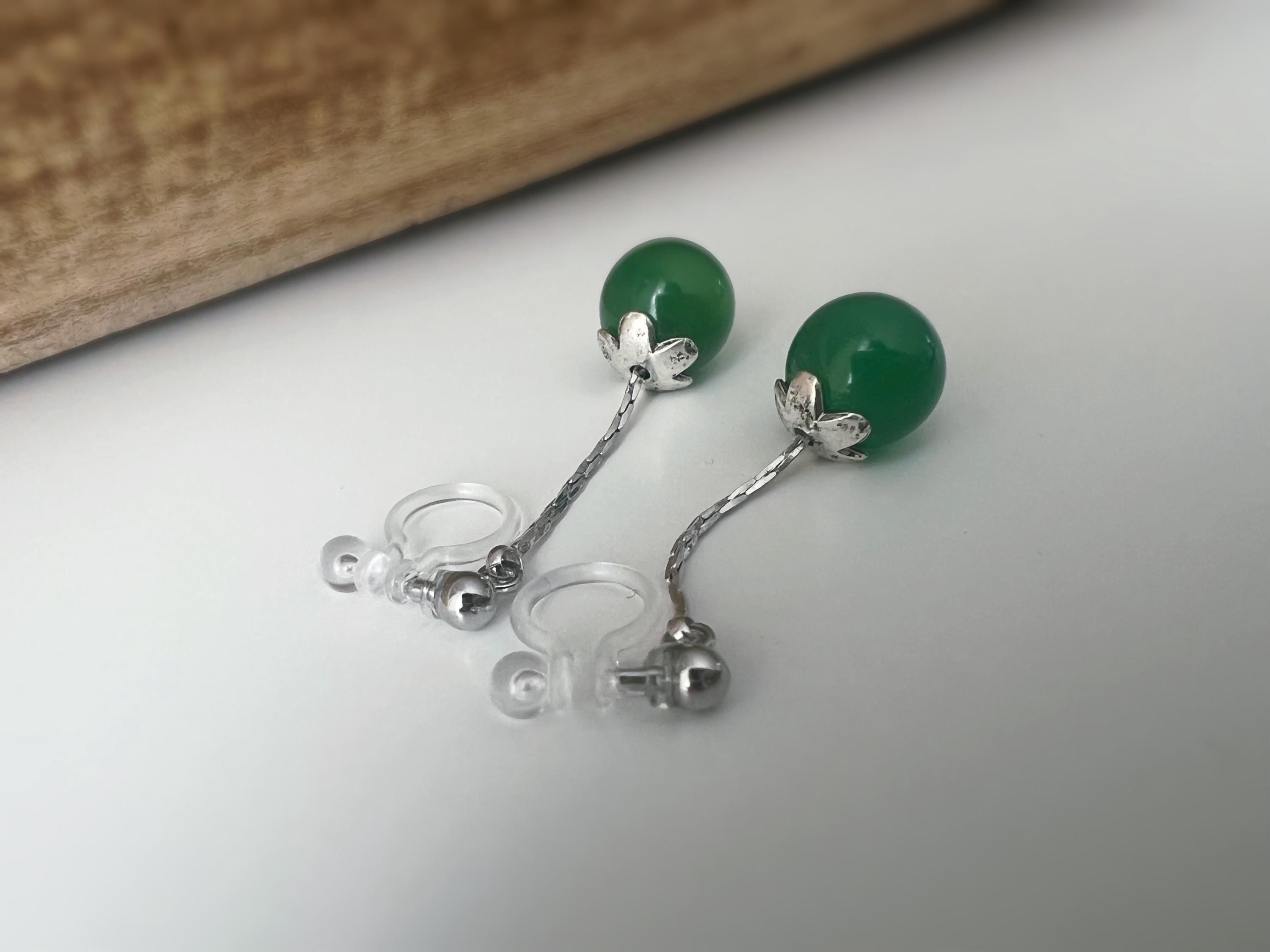 Boucles d’oreilles clip en argent avec perles vert jade foncé, élégantes et légères, parfaites pour oreilles non percées.