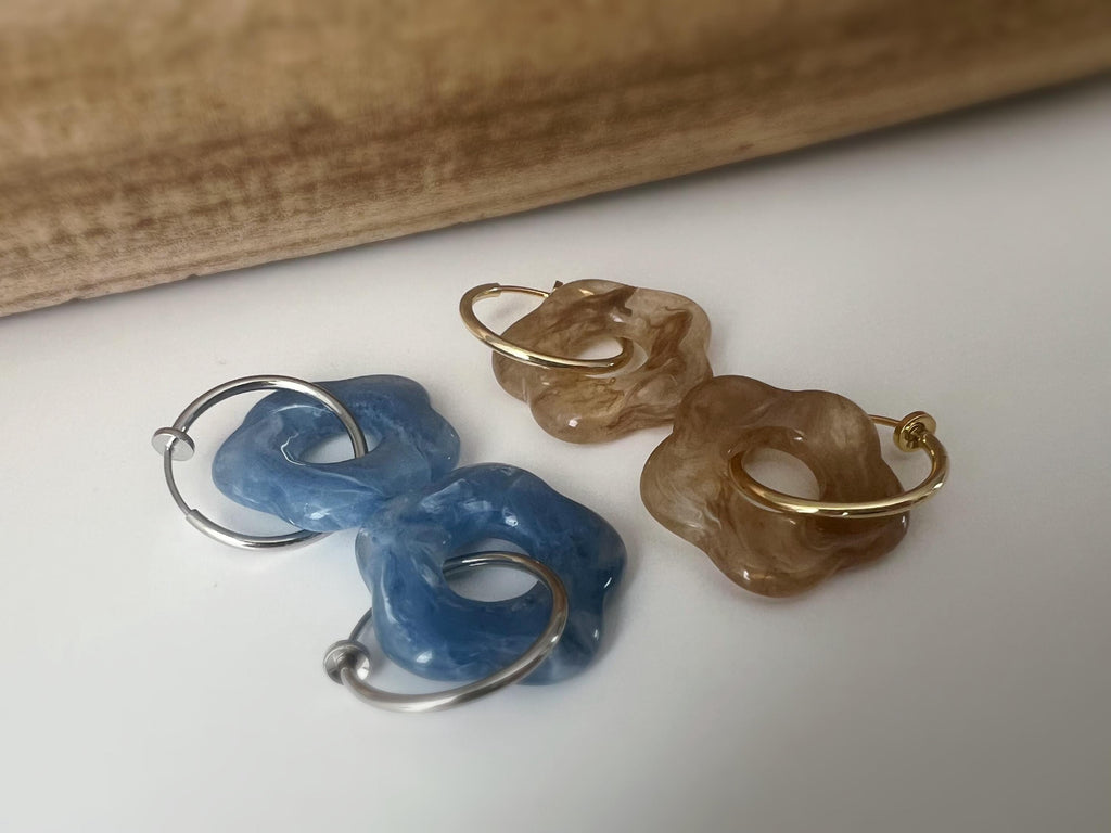 Boucles d’oreilles clip légères et fleuries, au charme rétro en résine marbrée. Un bijou frais chic et sans perçage – craquez sans hésiter !