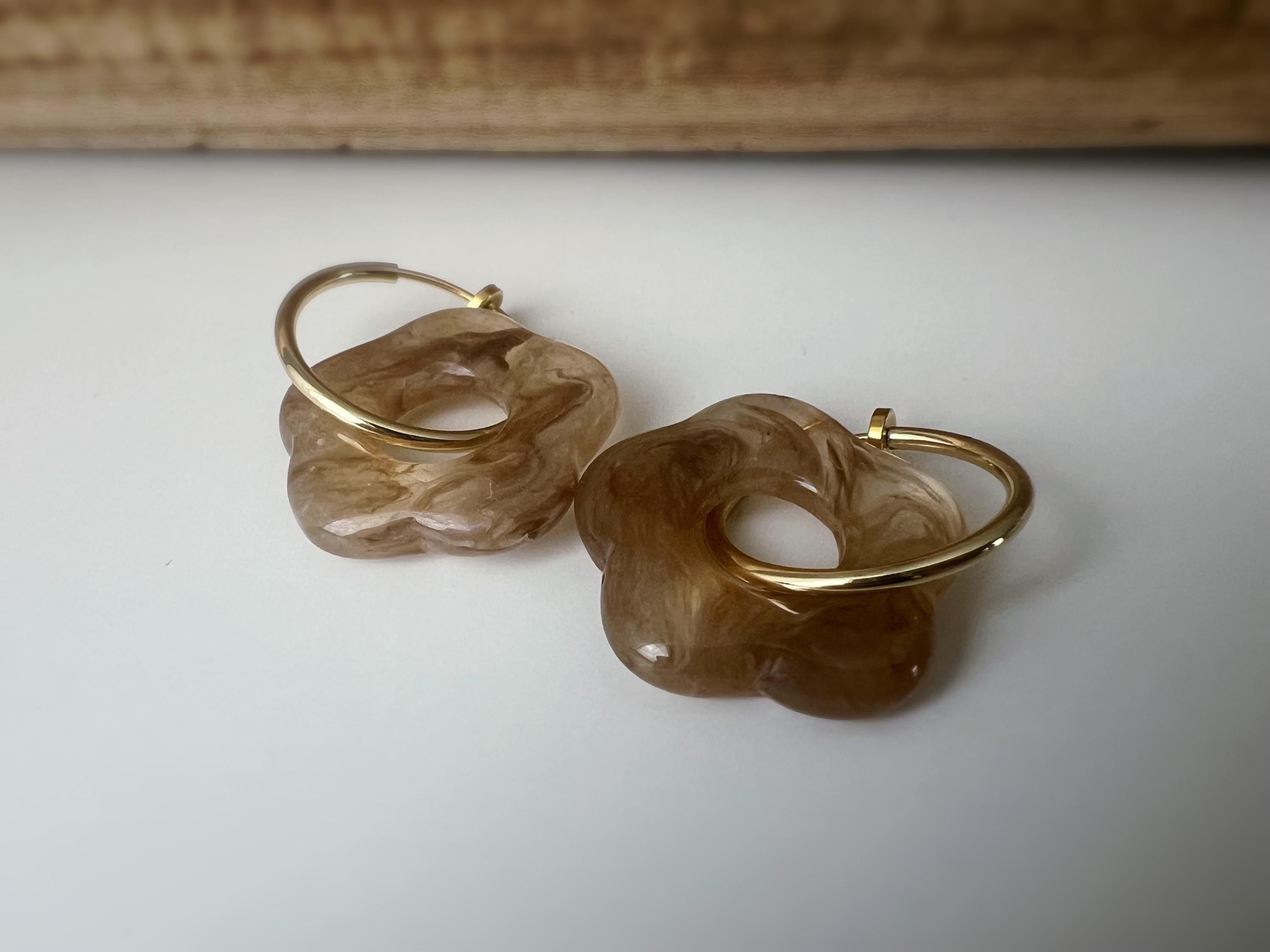 Boucles d’oreilles clip légères et fleuries, au charme rétro en résine marbrée. Un bijou frais chic et sans perçage – craquez sans hésiter !