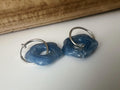Boucles d’oreilles clip légères et fleuries, au charme rétro en résine marbrée. Un bijou frais chic et sans perçage – craquez sans hésiter !