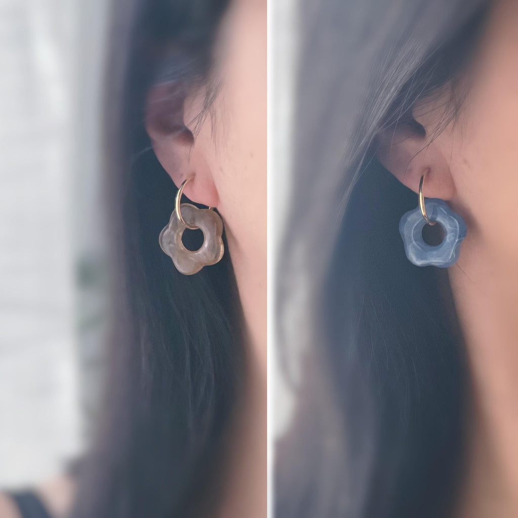 Boucles d’oreilles clip légères et fleuries, au charme rétro en résine marbrée. Un bijou frais chic et sans perçage – craquez sans hésiter !