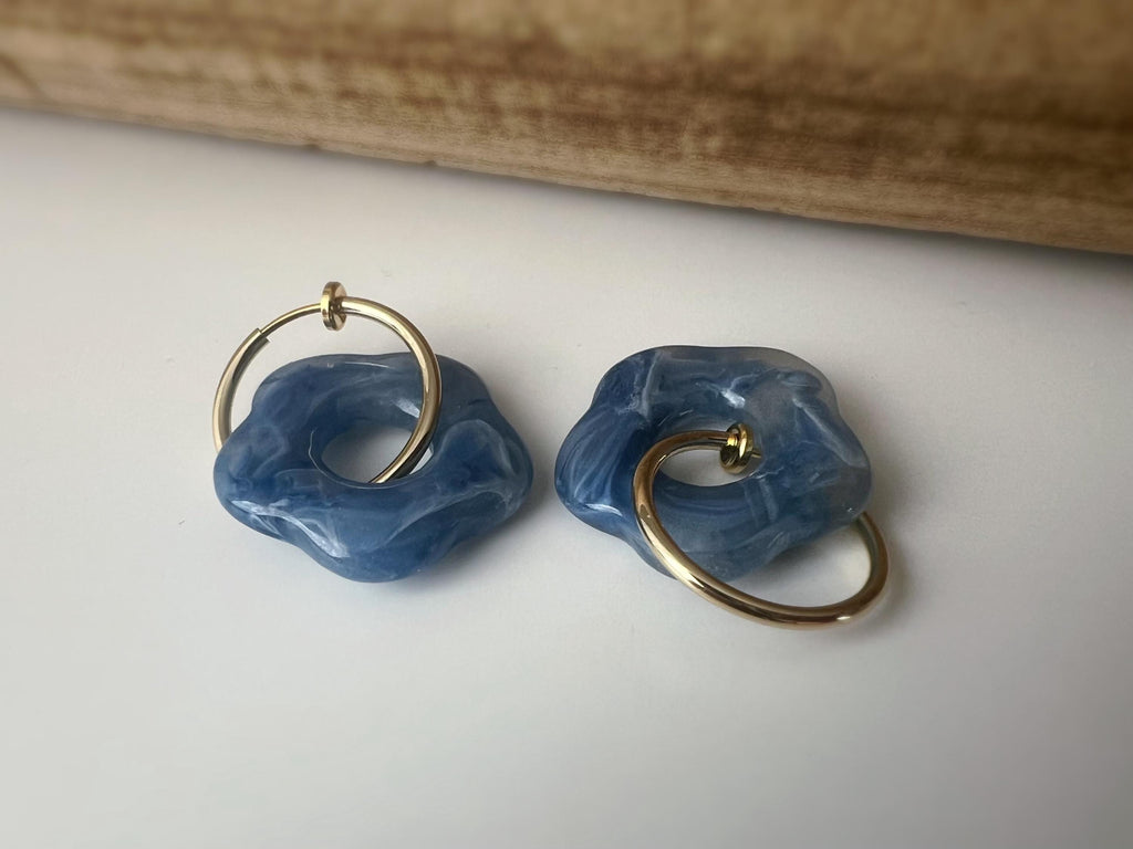 Boucles d’oreilles clip légères et fleuries, au charme rétro en résine marbrée. Un bijou frais chic et sans perçage – craquez sans hésiter !