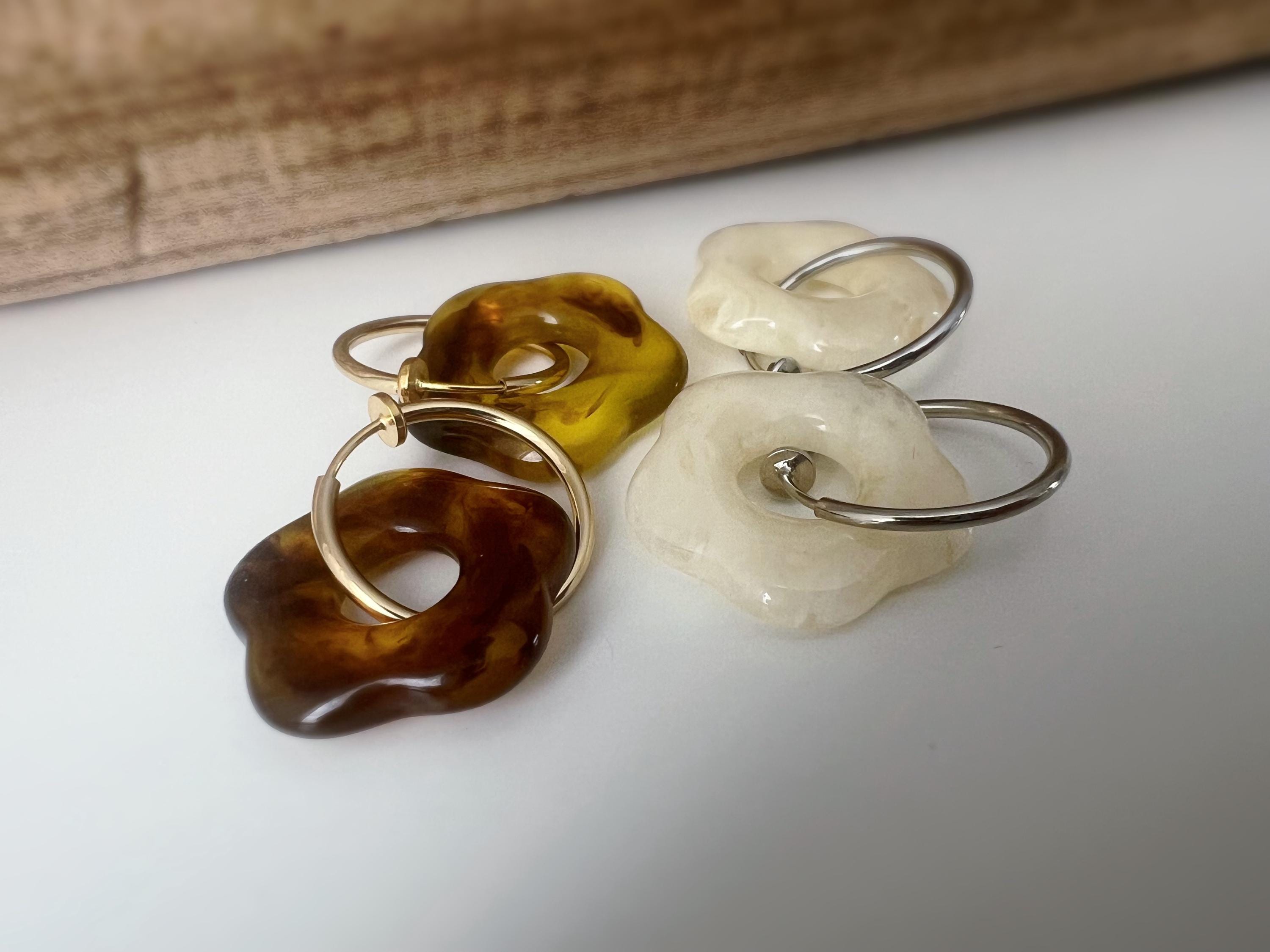Boucles d’oreilles clip légères et fleuries, au charme rétro en résine marbrée Blanc / Marron. Un bijou frais chic et sans perçage