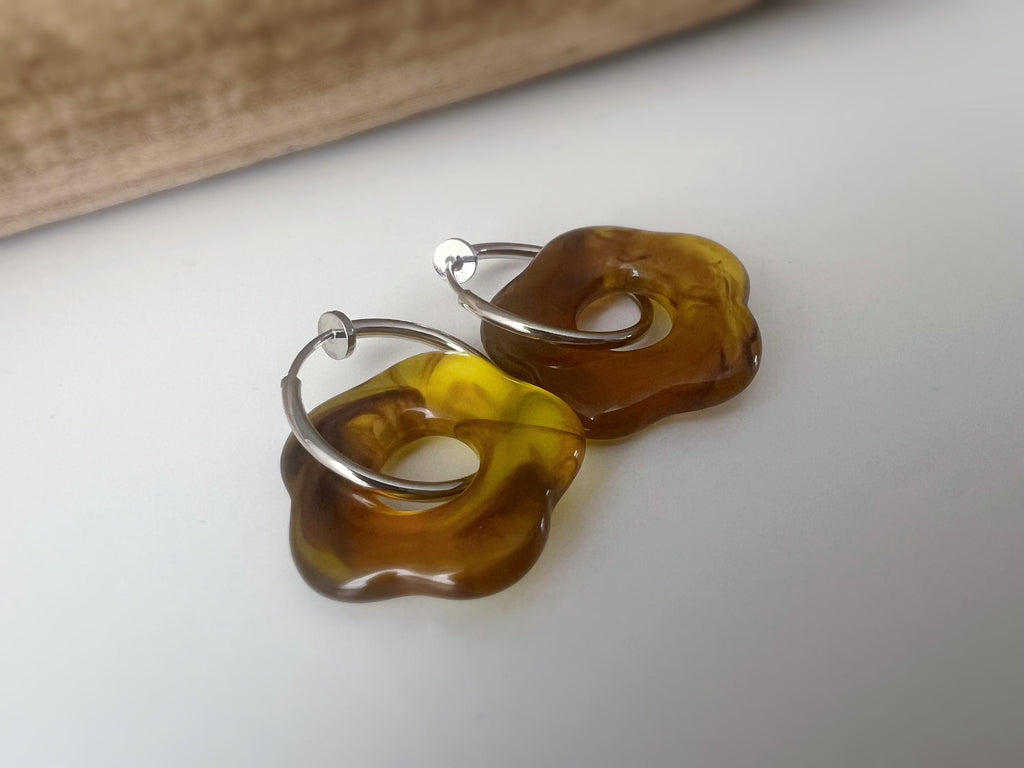 Boucles d’oreilles clip légères et fleuries, au charme rétro en résine marbrée Blanc / Marron. Un bijou frais chic et sans perçage