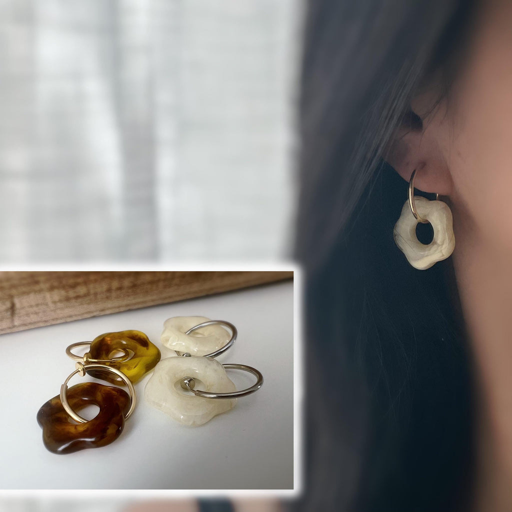 Boucles d’oreilles clip légères et fleuries, au charme rétro en résine marbrée Blanc / Marron. Un bijou frais chic et sans perçage