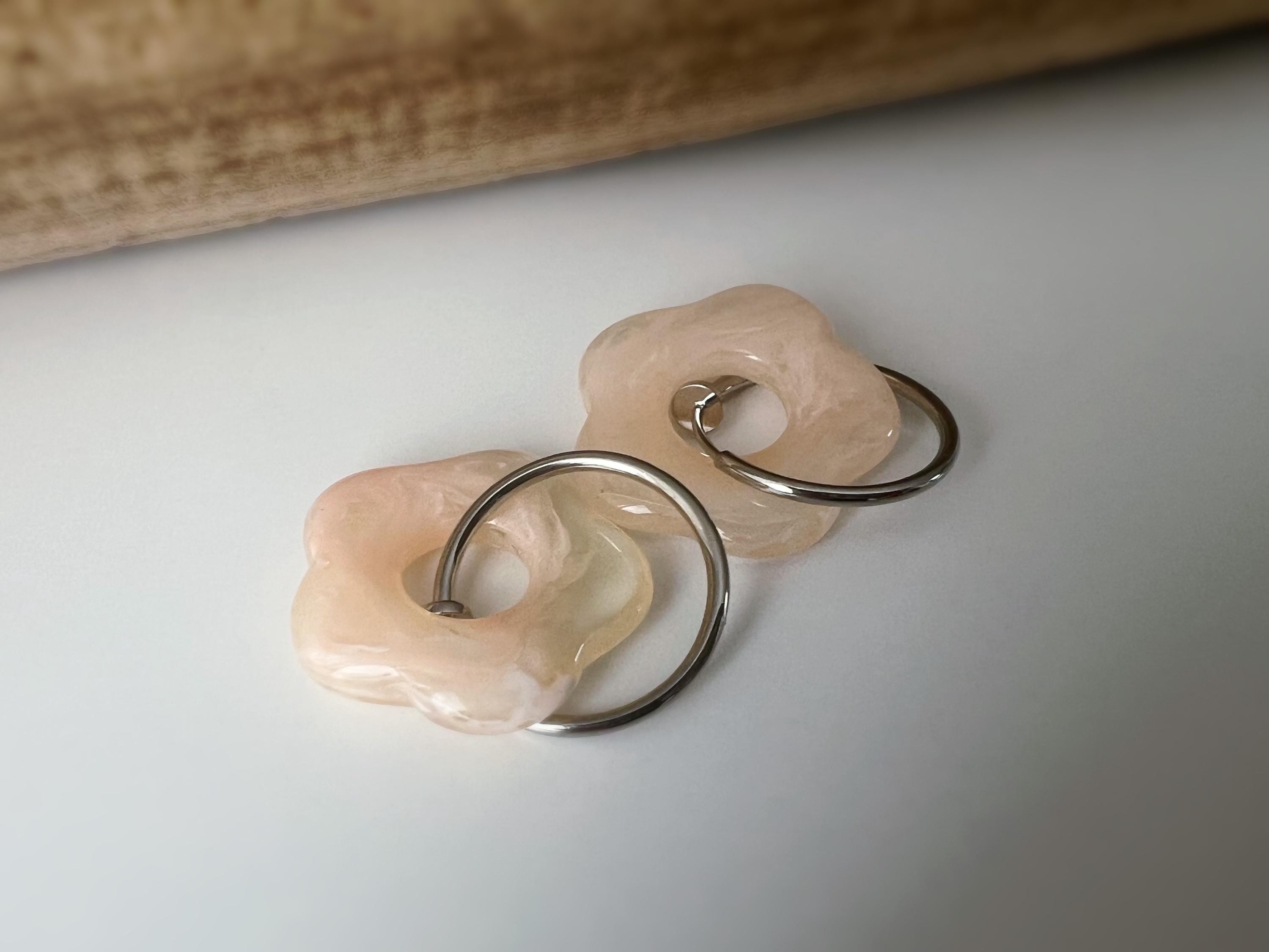 Boucles d’oreilles clip légères et fleuries, au charme rétro en résine marbrée Vert / Saumon clair. Un bijou frais chic et sans perçage