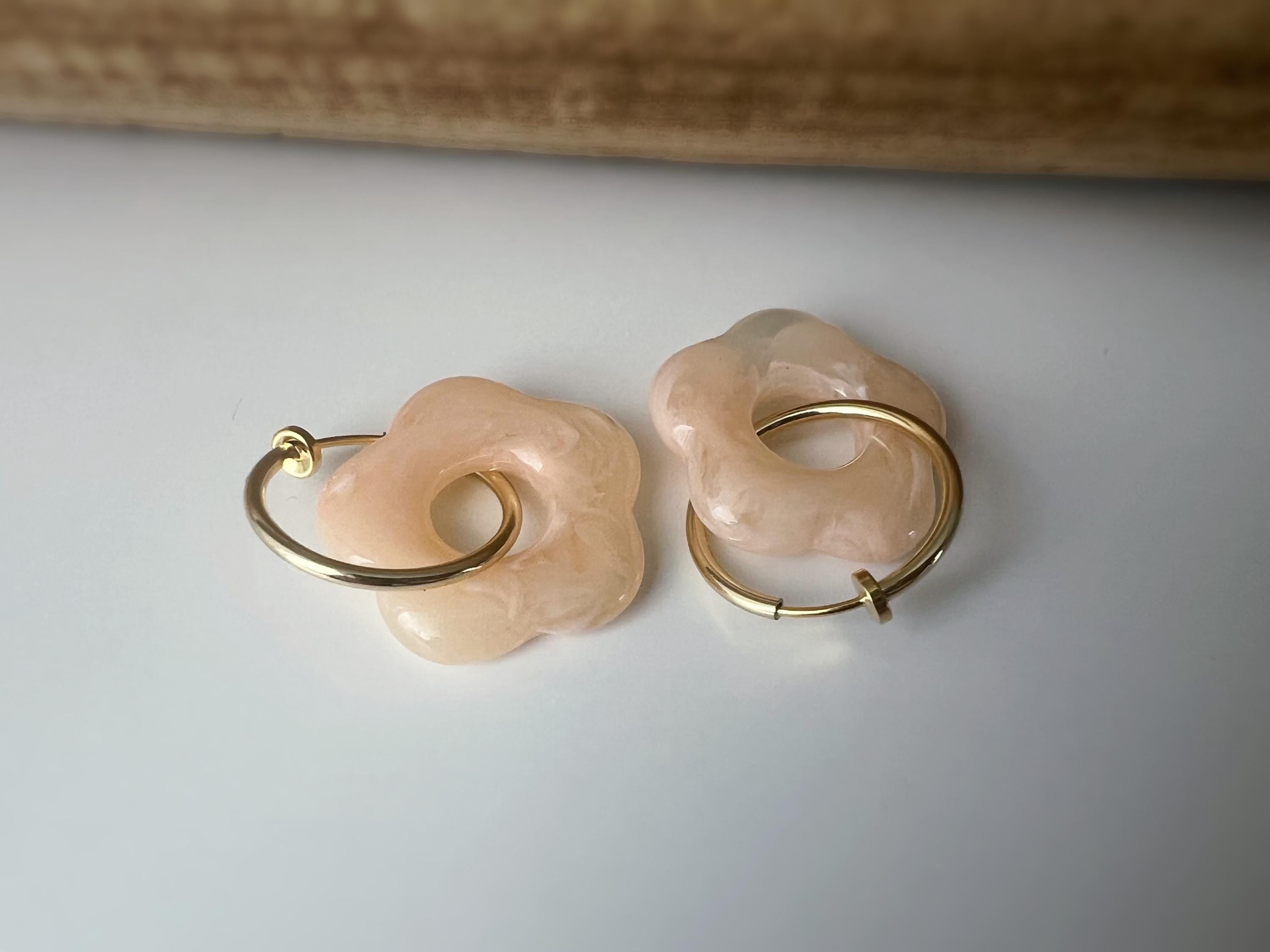 Boucles d’oreilles clip légères et fleuries, au charme rétro en résine marbrée Vert / Saumon clair. Un bijou frais chic et sans perçage
