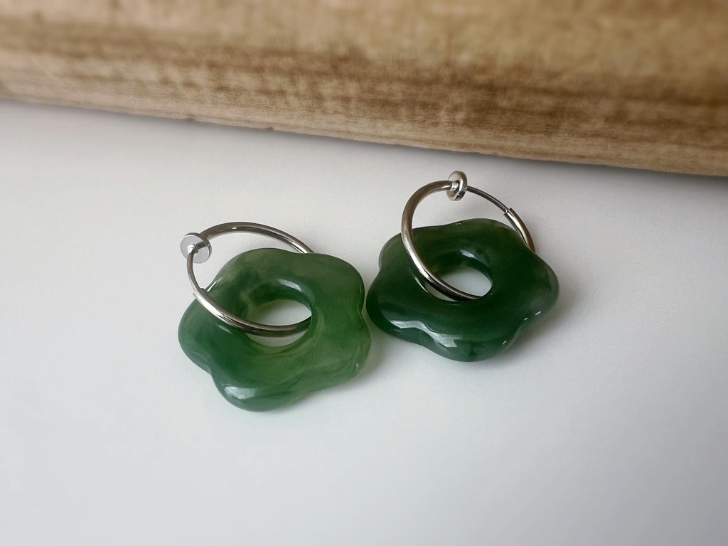 Boucles d’oreilles clip légères et fleuries, au charme rétro en résine marbrée Vert / Saumon clair. Un bijou frais chic et sans perçage