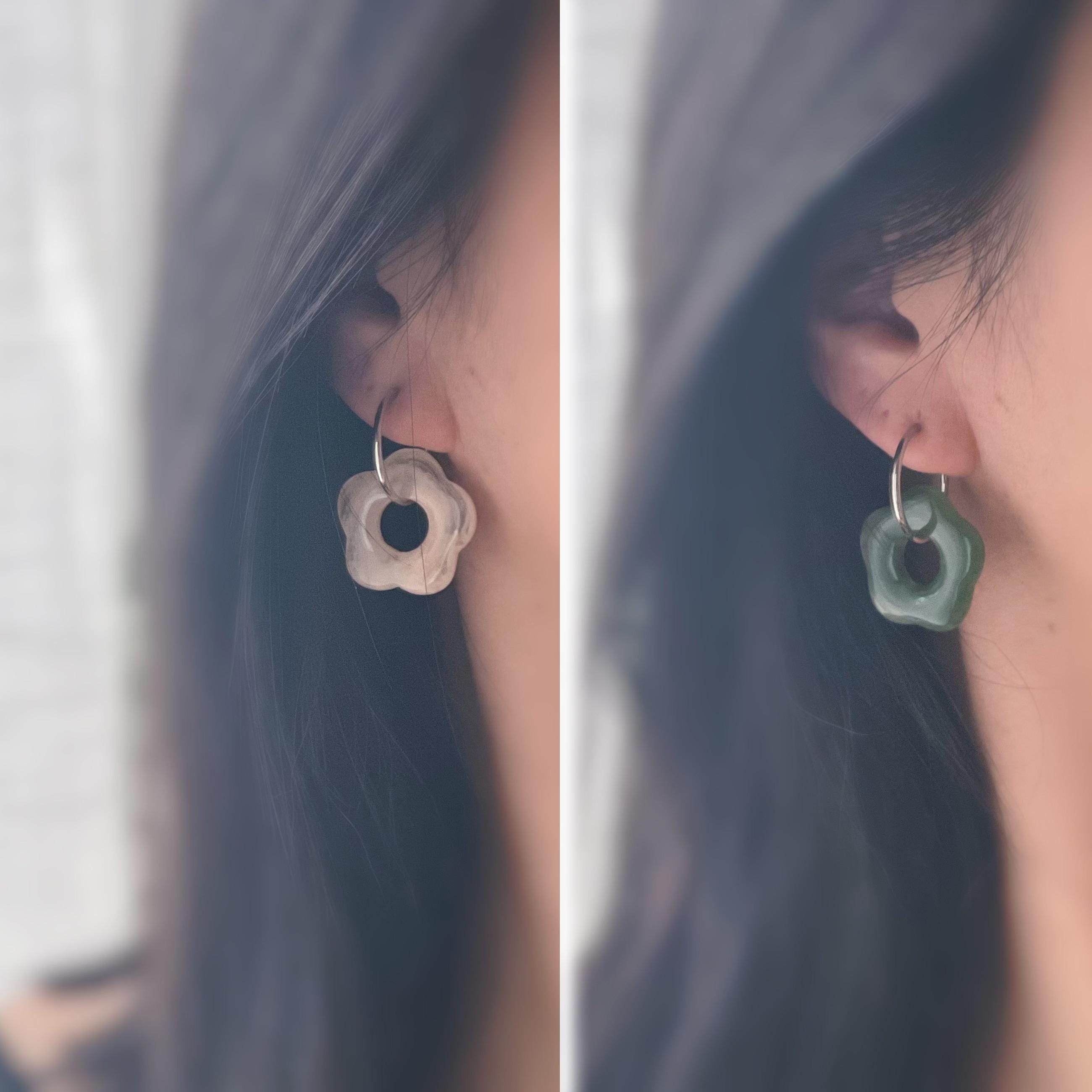 Boucles d’oreilles clip légères et fleuries, au charme rétro en résine marbrée Vert / Saumon clair. Un bijou frais chic et sans perçage