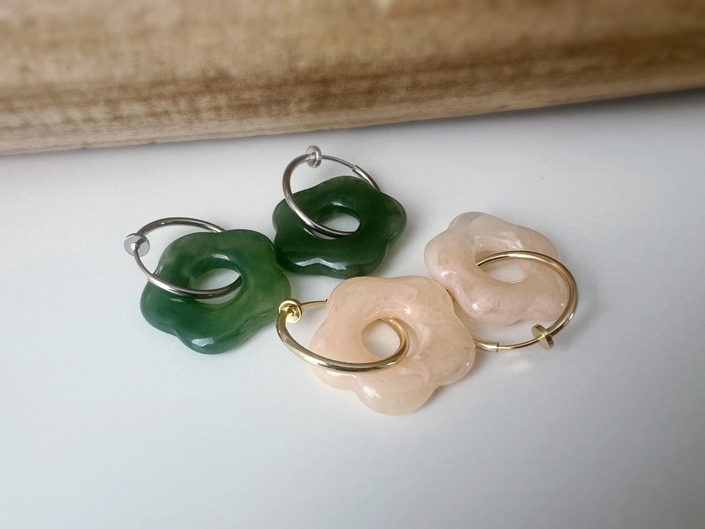 Boucles d’oreilles clip légères et fleuries, au charme rétro en résine marbrée Vert / Saumon clair. Un bijou frais chic et sans perçage
