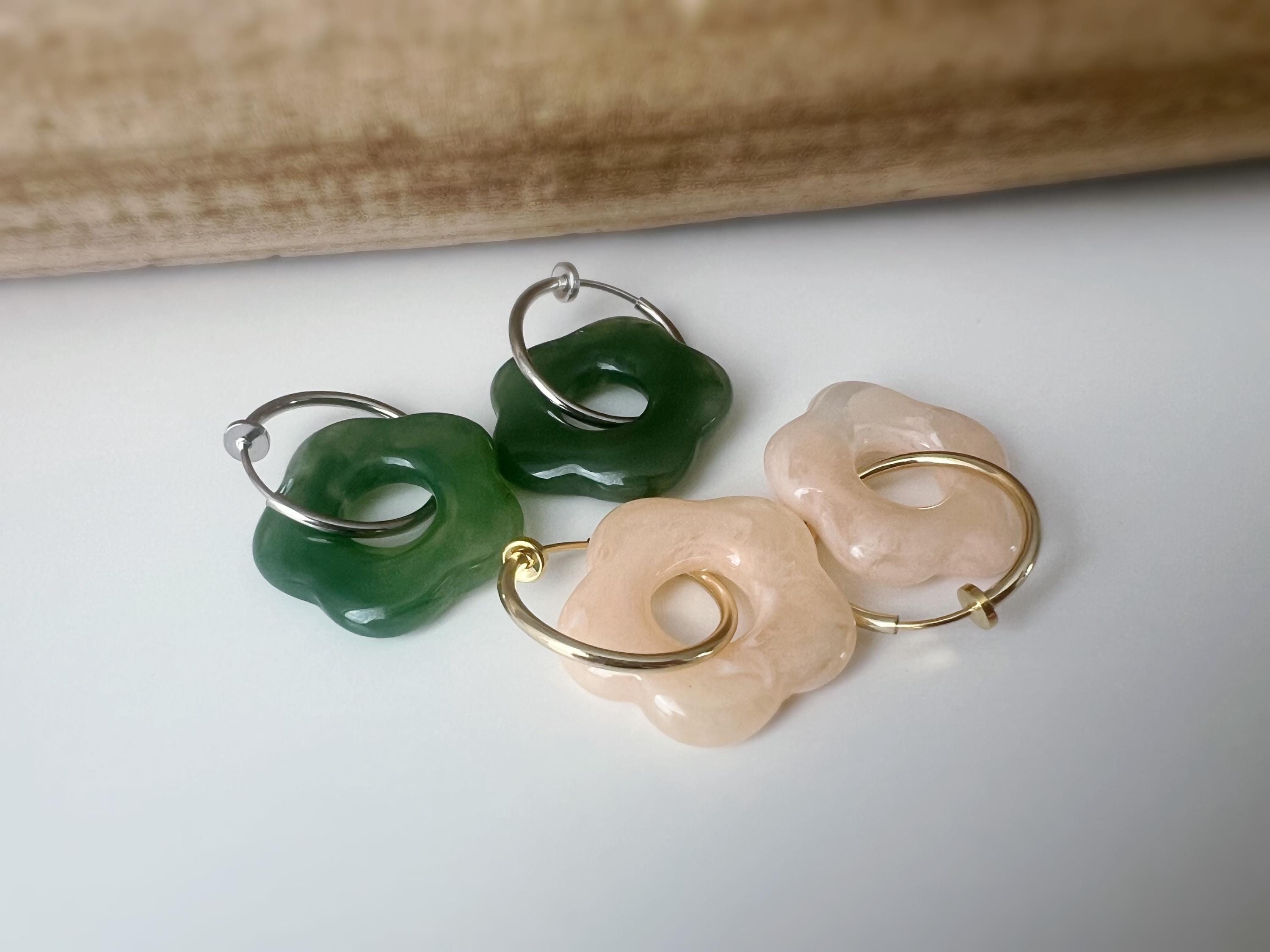 Boucles d’oreilles clip légères et fleuries, au charme rétro en résine marbrée Vert / Saumon clair. Un bijou frais chic et sans perçage