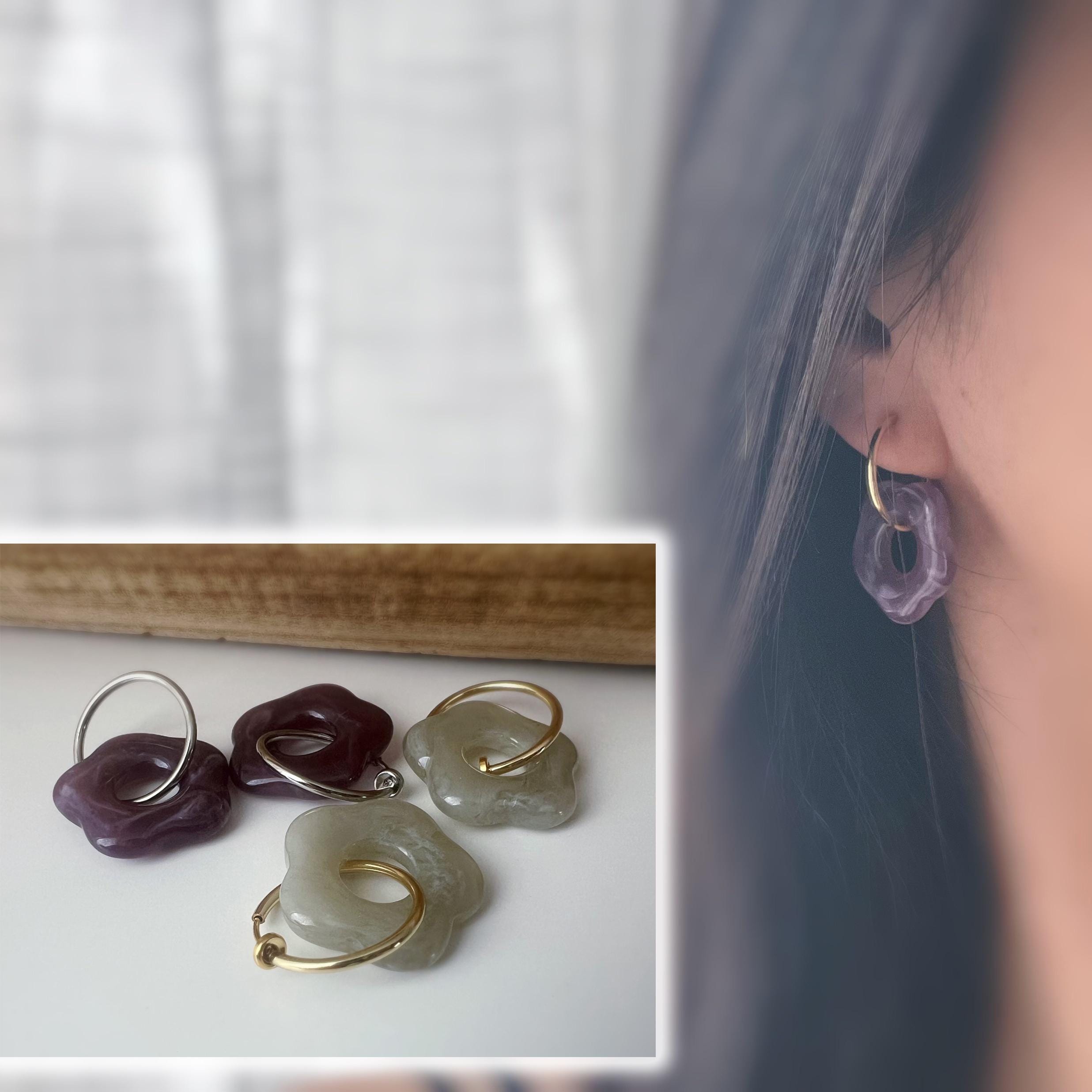 Boucles d’oreilles clip légères et fleuries, au charme rétro en résine marbrée Violet /Gris. Un bijou frais chic et sans perçage Créole 20mm