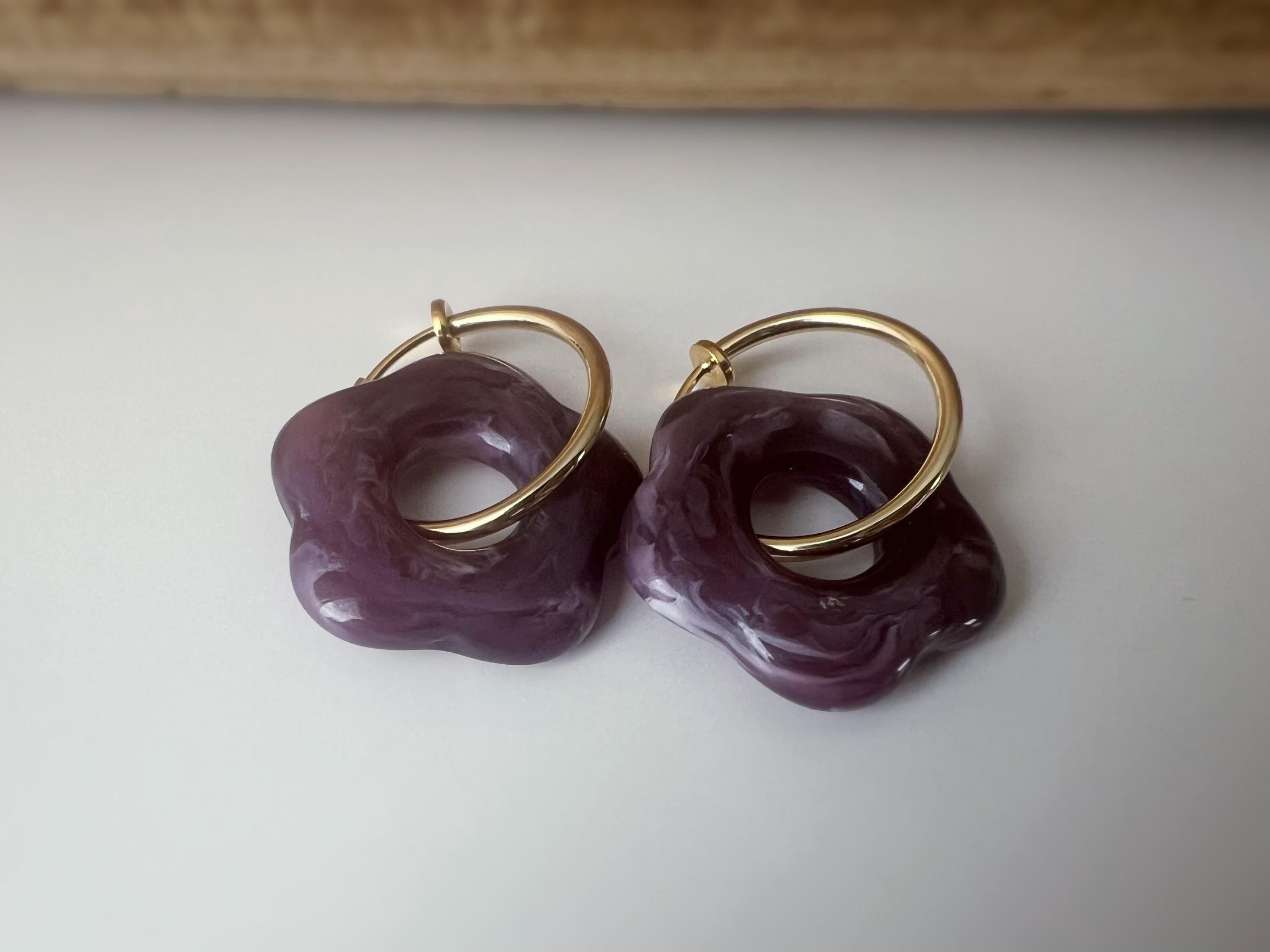 Boucles d’oreilles clip légères et fleuries, au charme rétro en résine marbrée Violet /Gris. Un bijou frais chic et sans perçage Créole 20mm