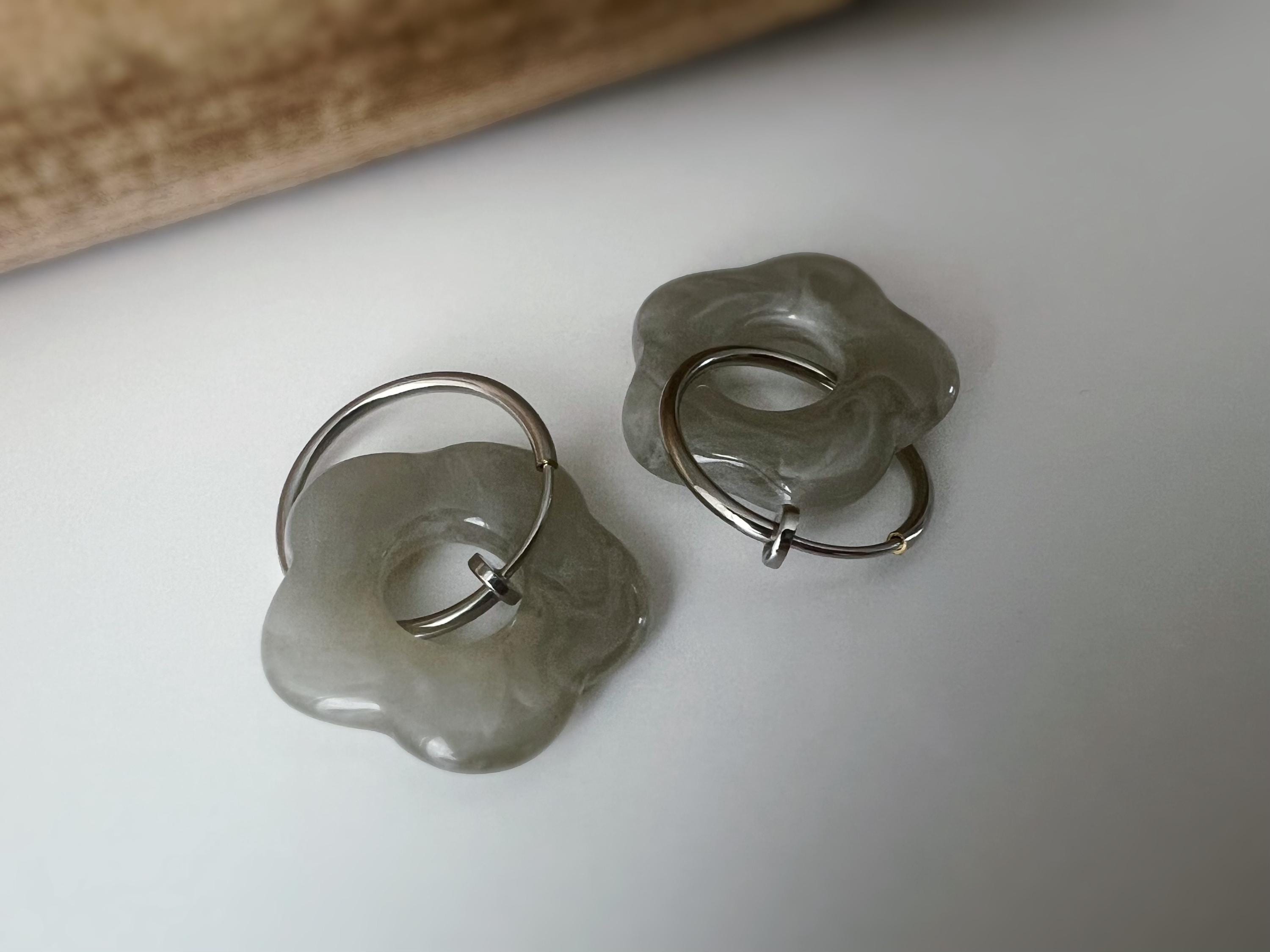 Boucles d’oreilles clip légères et fleuries, au charme rétro en résine marbrée Violet /Gris. Un bijou frais chic et sans perçage Créole 20mm
