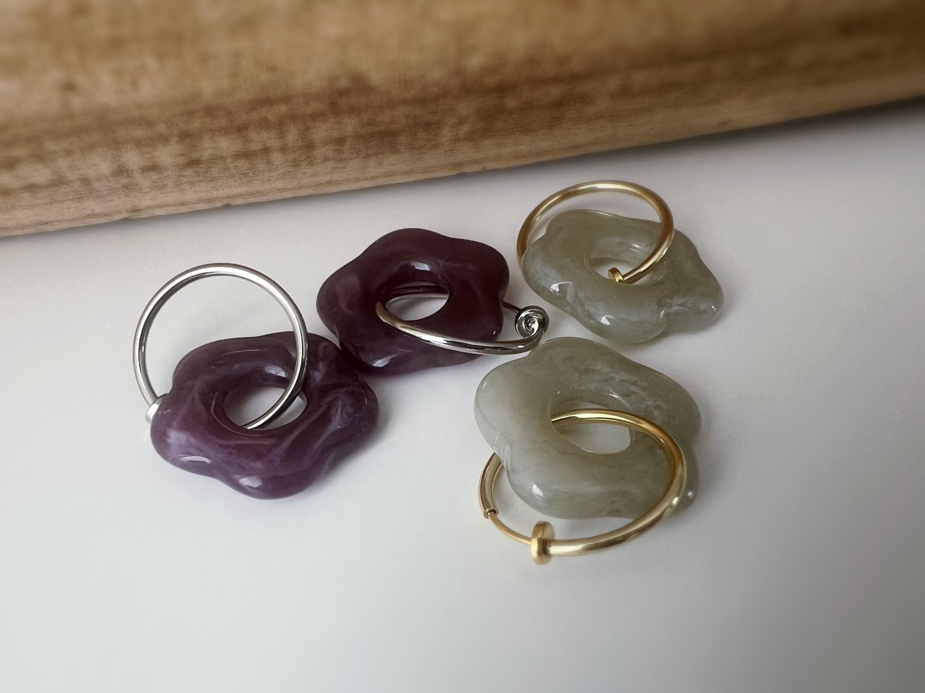 Boucles d’oreilles clip légères et fleuries, au charme rétro en résine marbrée Violet /Gris. Un bijou frais chic et sans perçage Créole 20mm