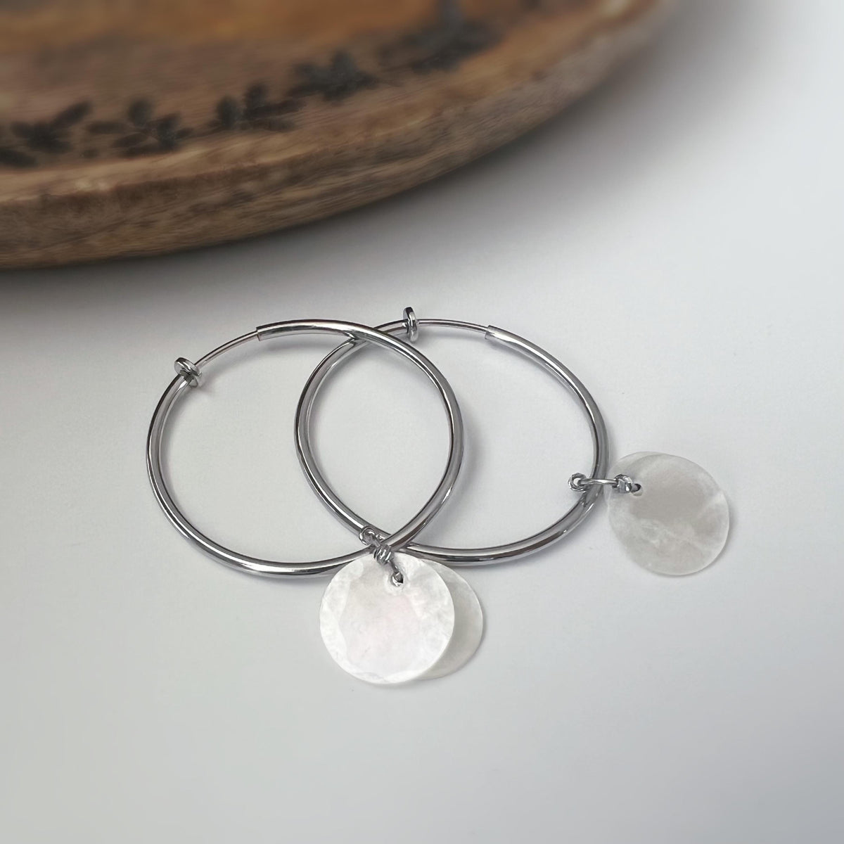Clips d'oreille Créoles 2-EN-1 CLIPS anneaux Or/ Argent 40mm pendentif nacré amovible. Confortables raffinées une touche chic sans perçage.