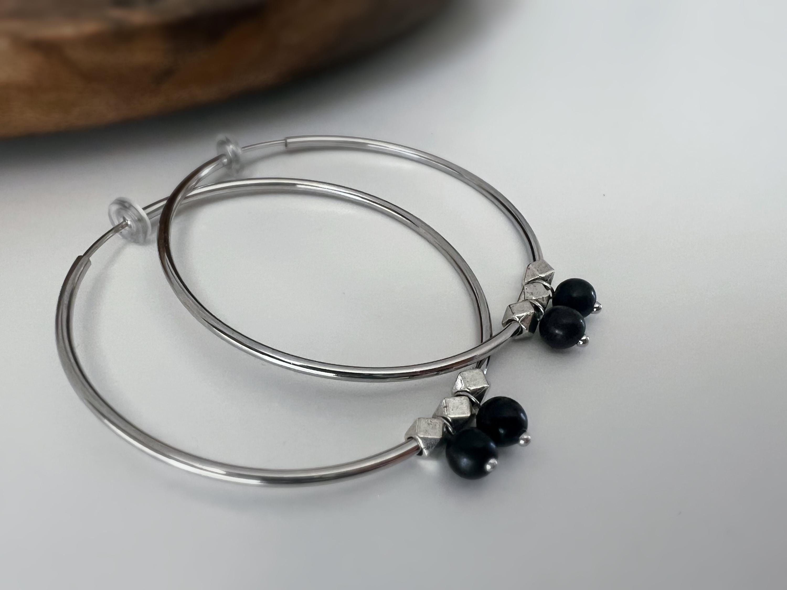 Clips d'oreille Créoles 2-EN-1 CLIPS anneaux Argent 60mm Perles de bois de santal noir. Confortables raffinées une touche chic sans perçage.