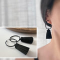 2 EN 1 Créoles Clips 30mm Noir ornées de pampilles pompom noires en cuir Un bijou audacieux et moderne, idéal pour un style chic et affirmé.