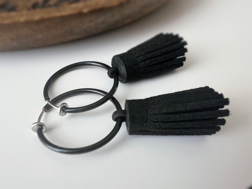 2 EN 1 Créoles Clips 30mm Noir ornées de pampilles pompom noires en cuir Un bijou audacieux et moderne, idéal pour un style chic et affirmé.