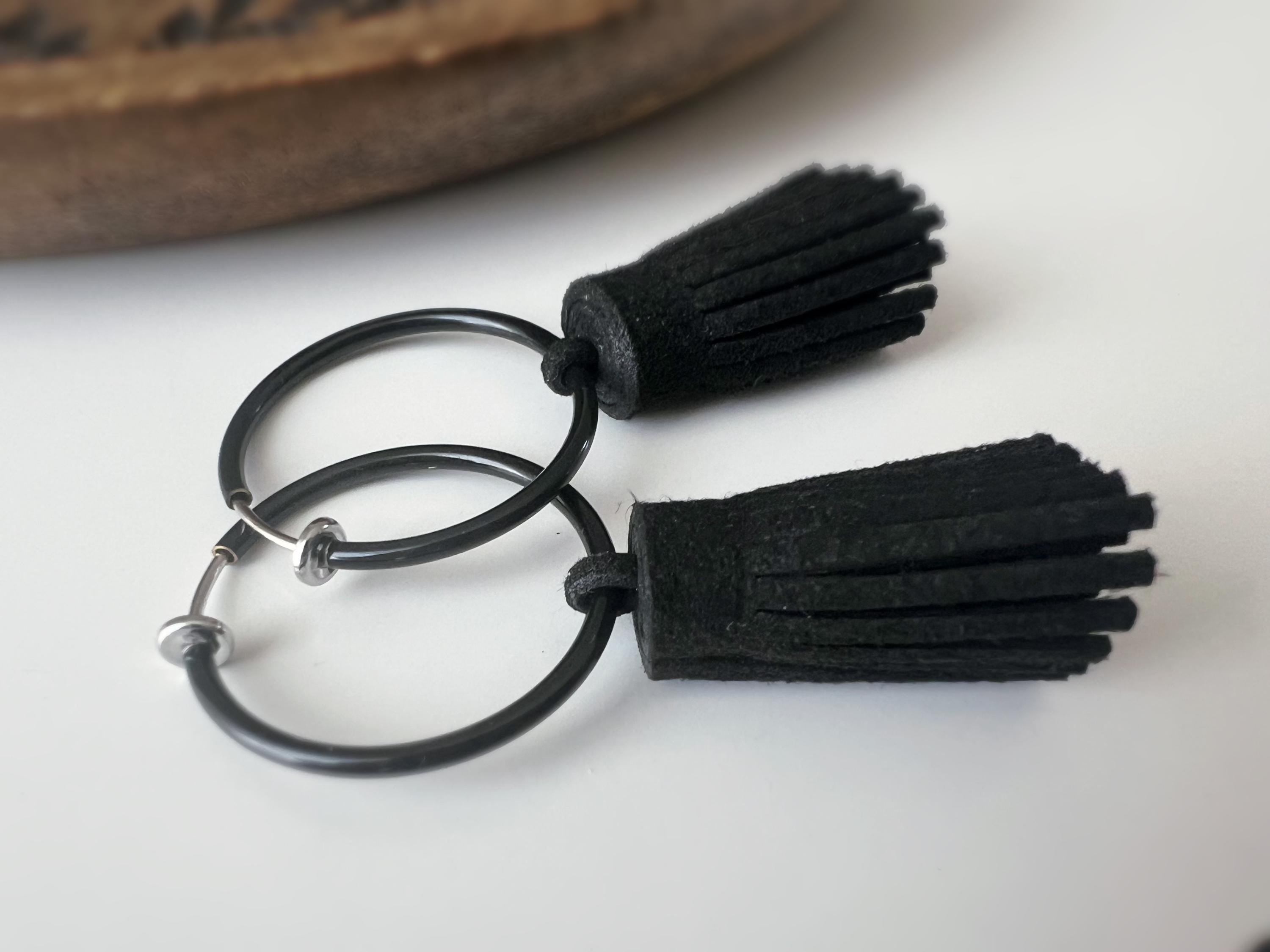 2 EN 1 Créoles Clips 30mm Noir ornées de pampilles pompom noires en cuir Un bijou audacieux et moderne, idéal pour un style chic et affirmé.
