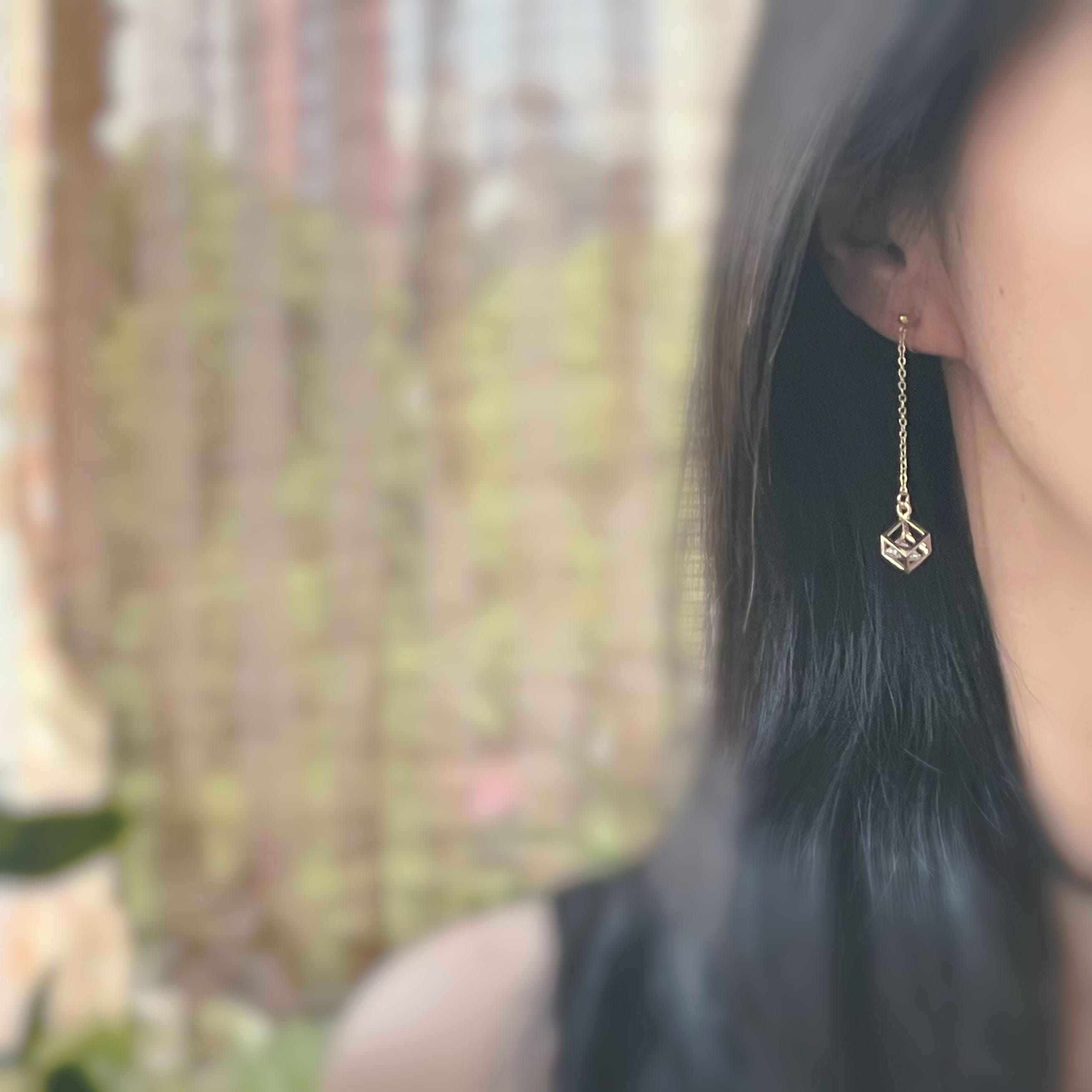 Longues Boucles d'oreilles pendantes CLIPS INVISIBLES couleur doré, Chaîne doré, Cube avec strass, bijoux quotidien, cadeaux pour elle.