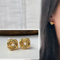 Clips d’oreilles nœud doré au design texturé. Élégantes et intemporelles, elles ajoutent une touche chic à toutes vos tenues.