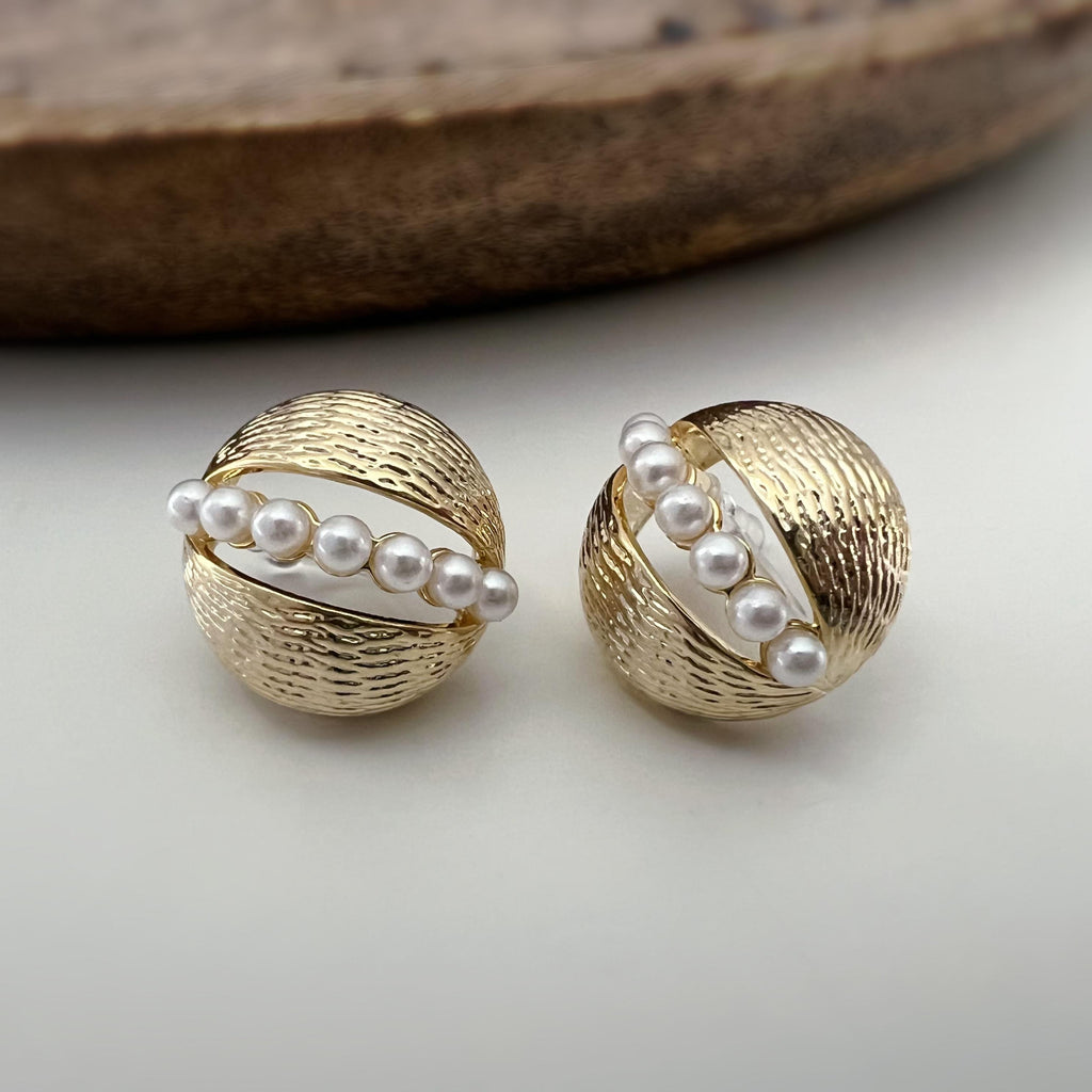 Clips d’oreilles dorés ornés de perles blanches fines alignées Élégants et sophistiqués ils ajoutent une touche vintage et chic à vos tenues