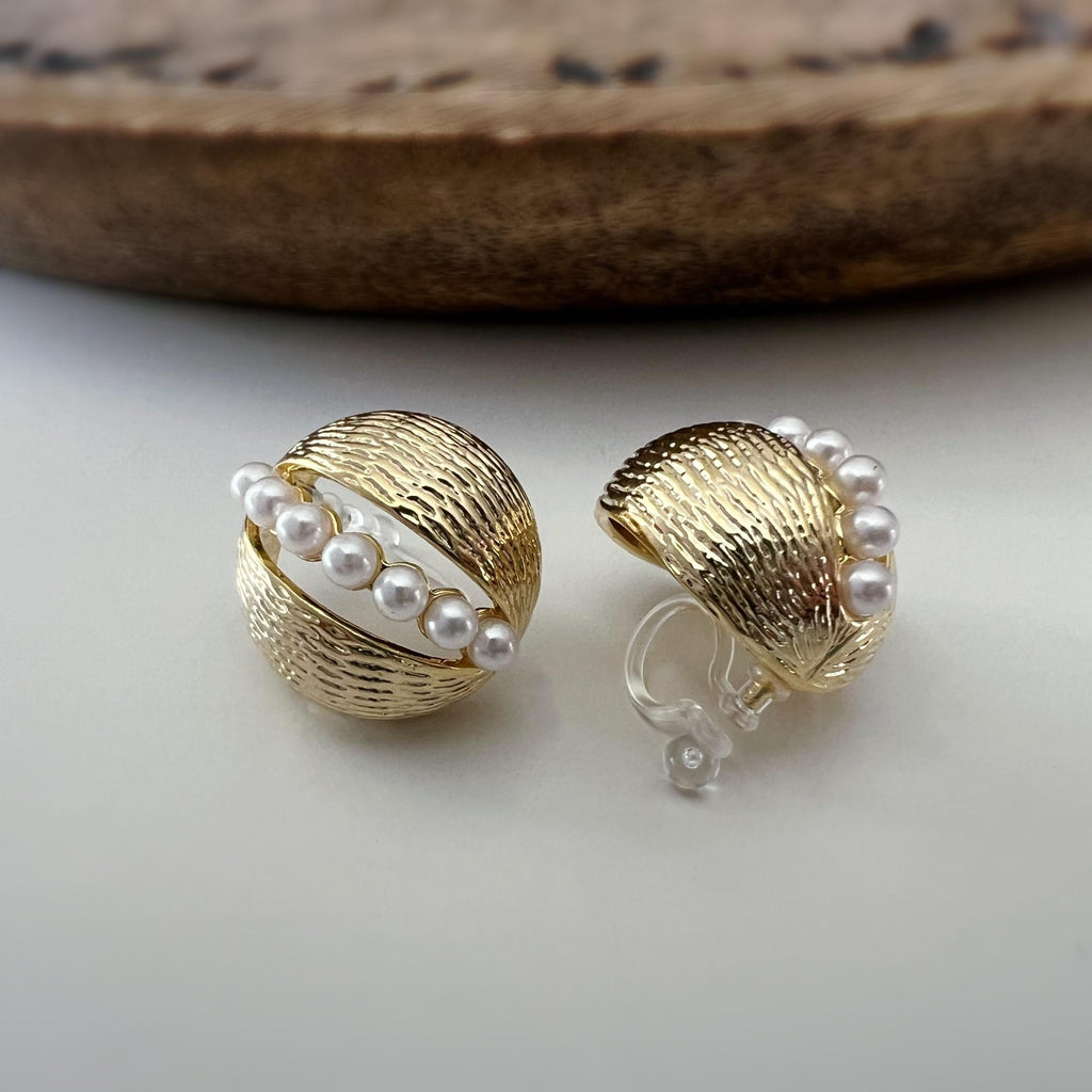 Clips d’oreilles dorés ornés de perles blanches fines alignées Élégants et sophistiqués ils ajoutent une touche vintage et chic à vos tenues