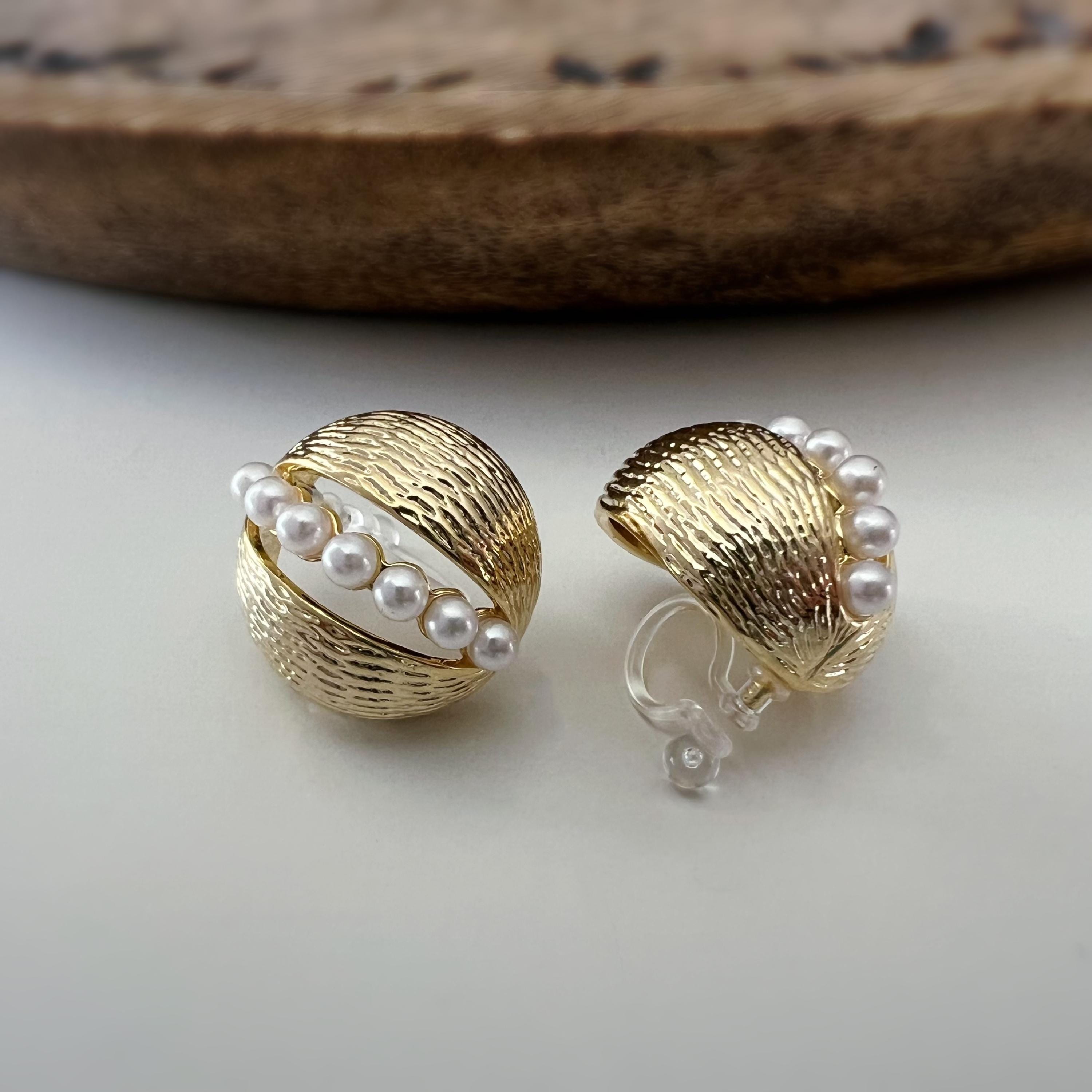 Clips d’oreilles dorés ornés de perles blanches fines alignées Élégants et sophistiqués ils ajoutent une touche vintage et chic à vos tenues