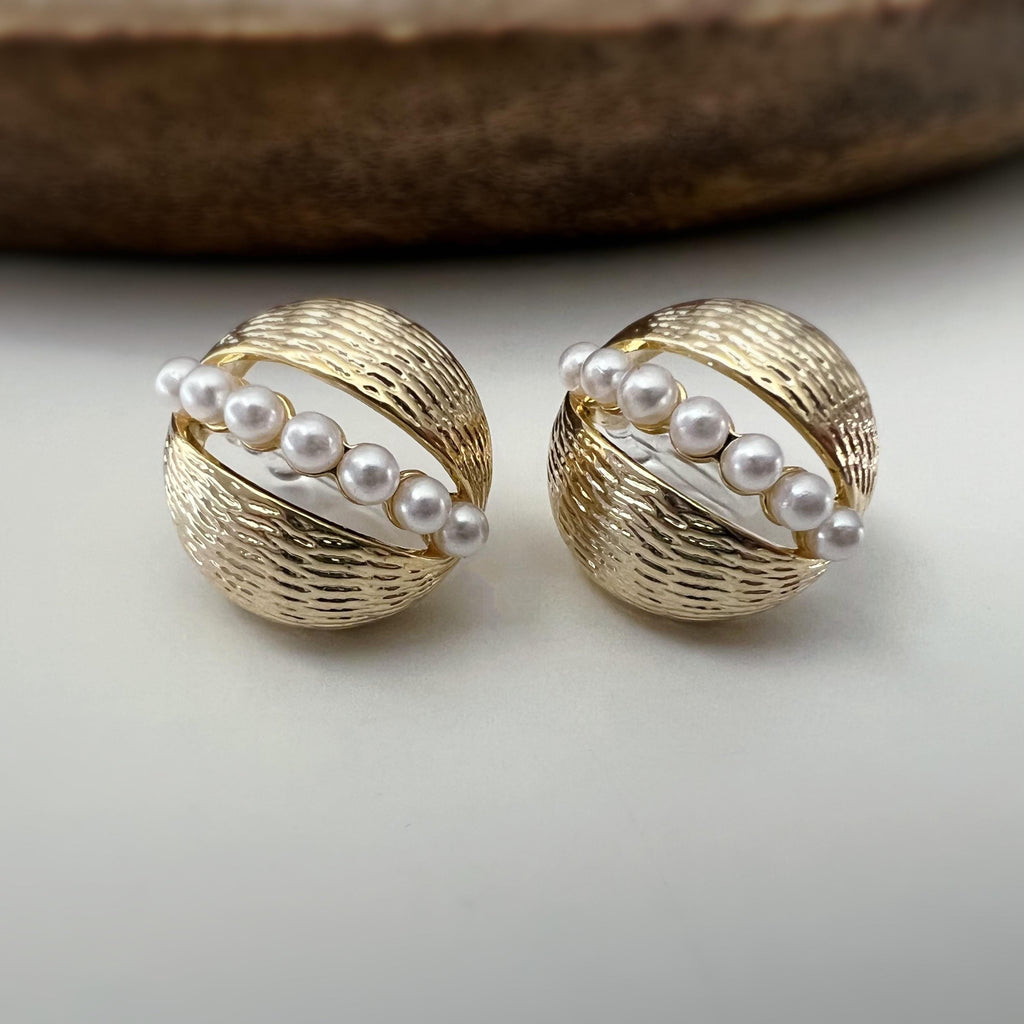 Clips d’oreilles dorés ornés de perles blanches fines alignées Élégants et sophistiqués ils ajoutent une touche vintage et chic à vos tenues