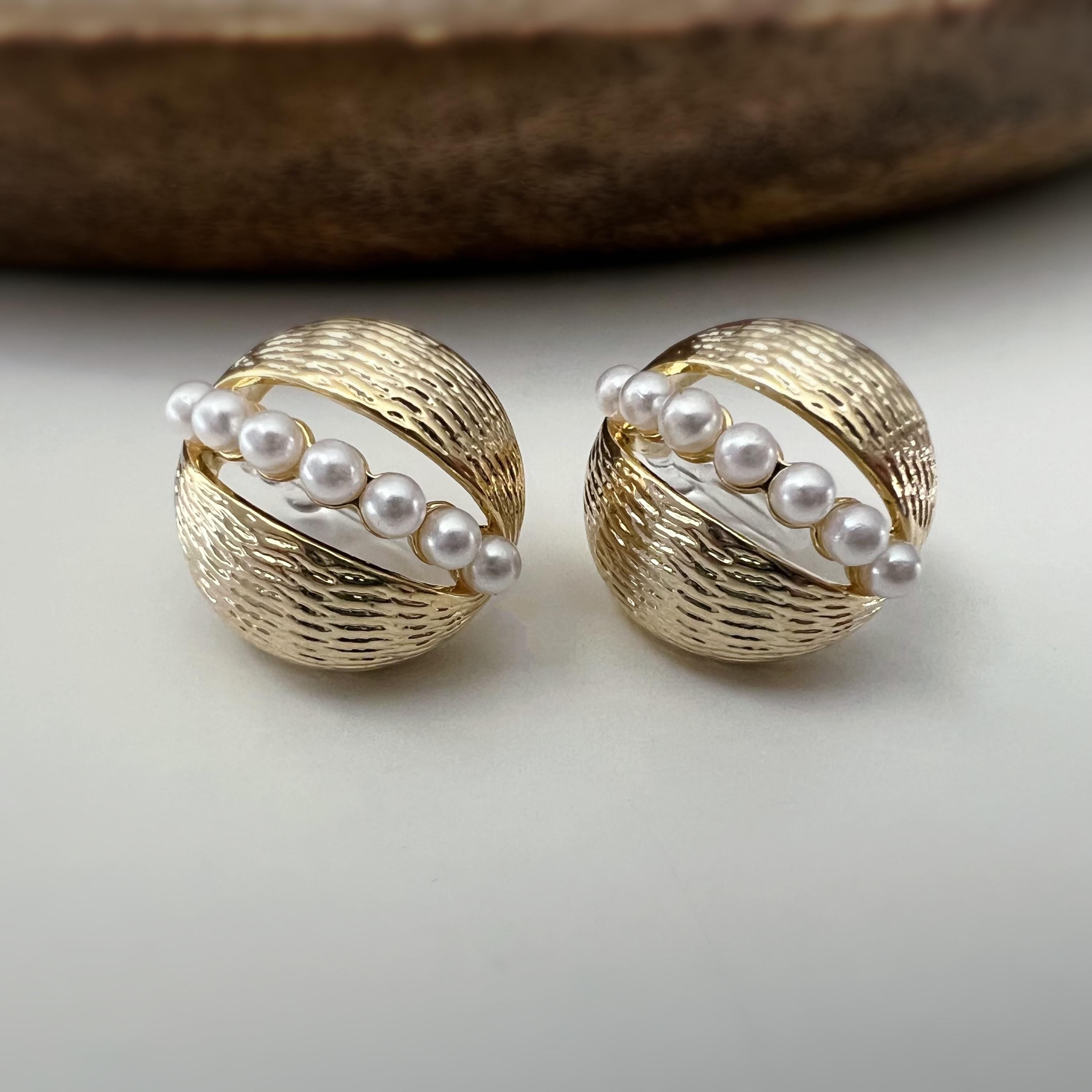 Clips d’oreilles dorés ornés de perles blanches fines alignées Élégants et sophistiqués ils ajoutent une touche vintage et chic à vos tenues
