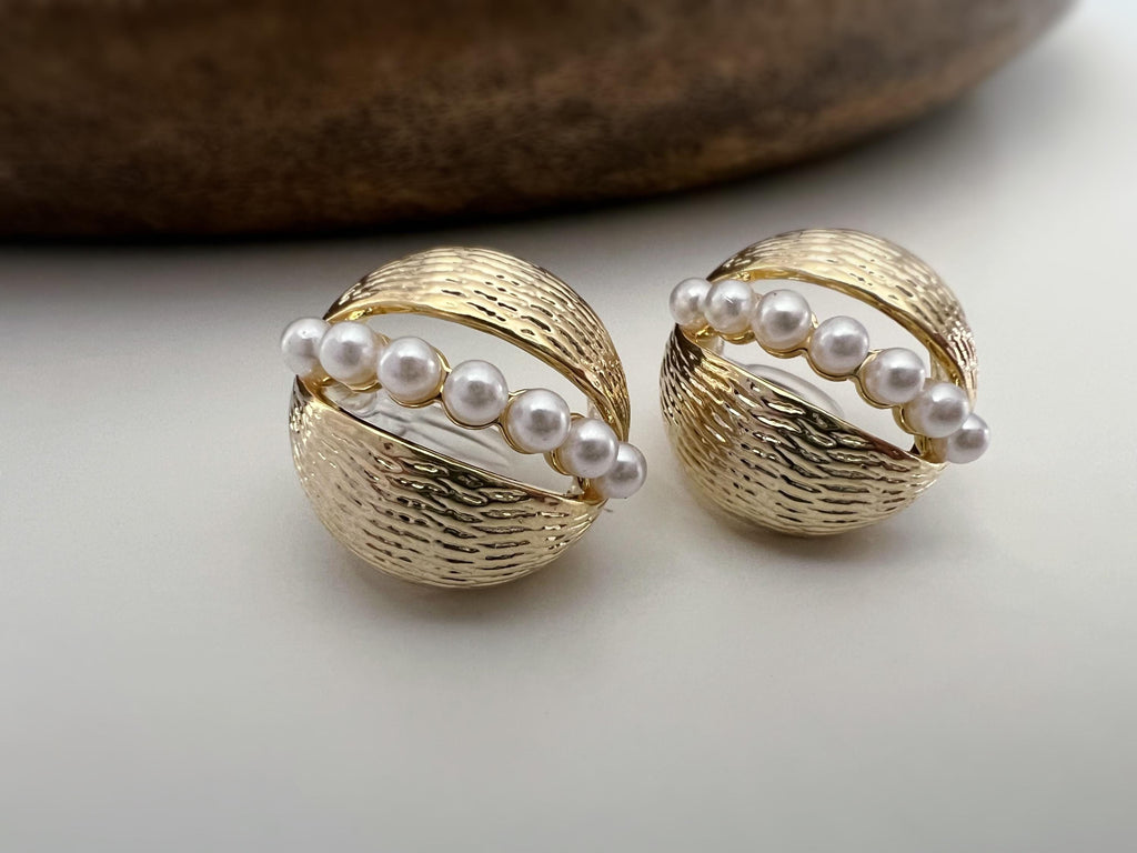 Clips d’oreilles dorés ornés de perles blanches fines alignées Élégants et sophistiqués ils ajoutent une touche vintage et chic à vos tenues