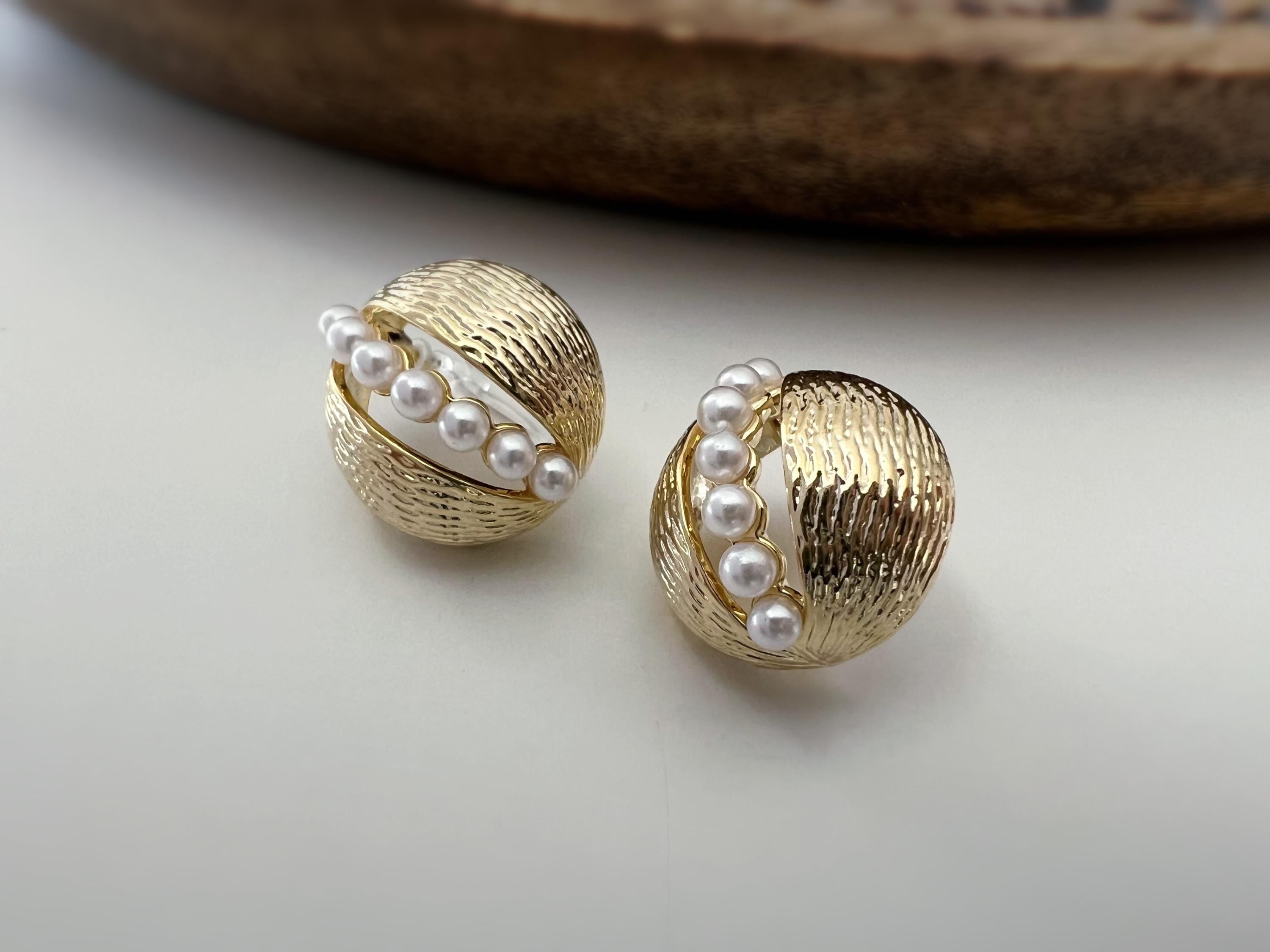Clips d’oreilles dorés ornés de perles blanches fines alignées Élégants et sophistiqués ils ajoutent une touche vintage et chic à vos tenues