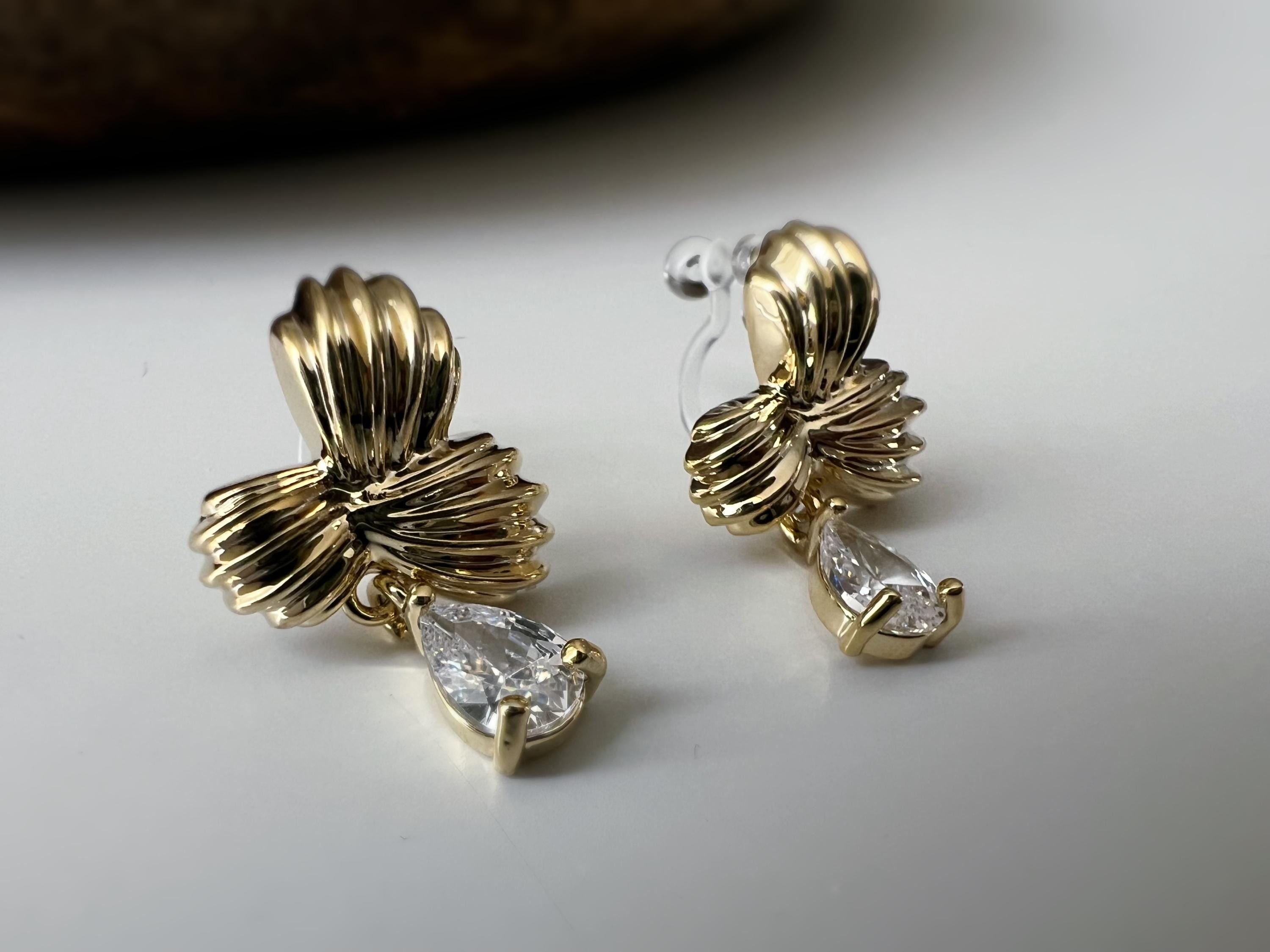 Boucles d'oreilles Clips INVISIBLES pendantes, feuilles couleur or Zircon goutte d'eau. clips d'oreilles confortable.