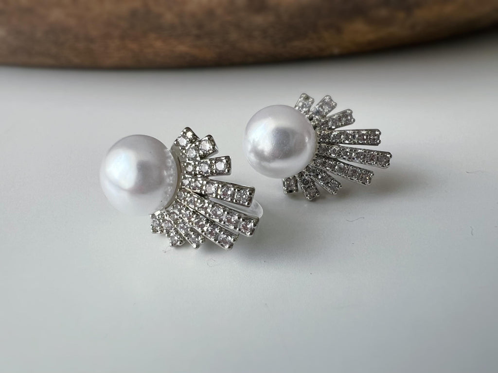 Élégantes boucles d’oreilles clip ornées d’une perle et d’un éventail scintillant de strass, Argent / OR, pour un éclat raffiné sans perçage