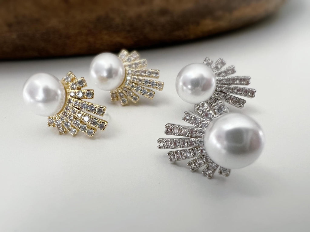 Élégantes boucles d’oreilles clip ornées d’une perle et d’un éventail scintillant de strass, Argent / OR, pour un éclat raffiné sans perçage