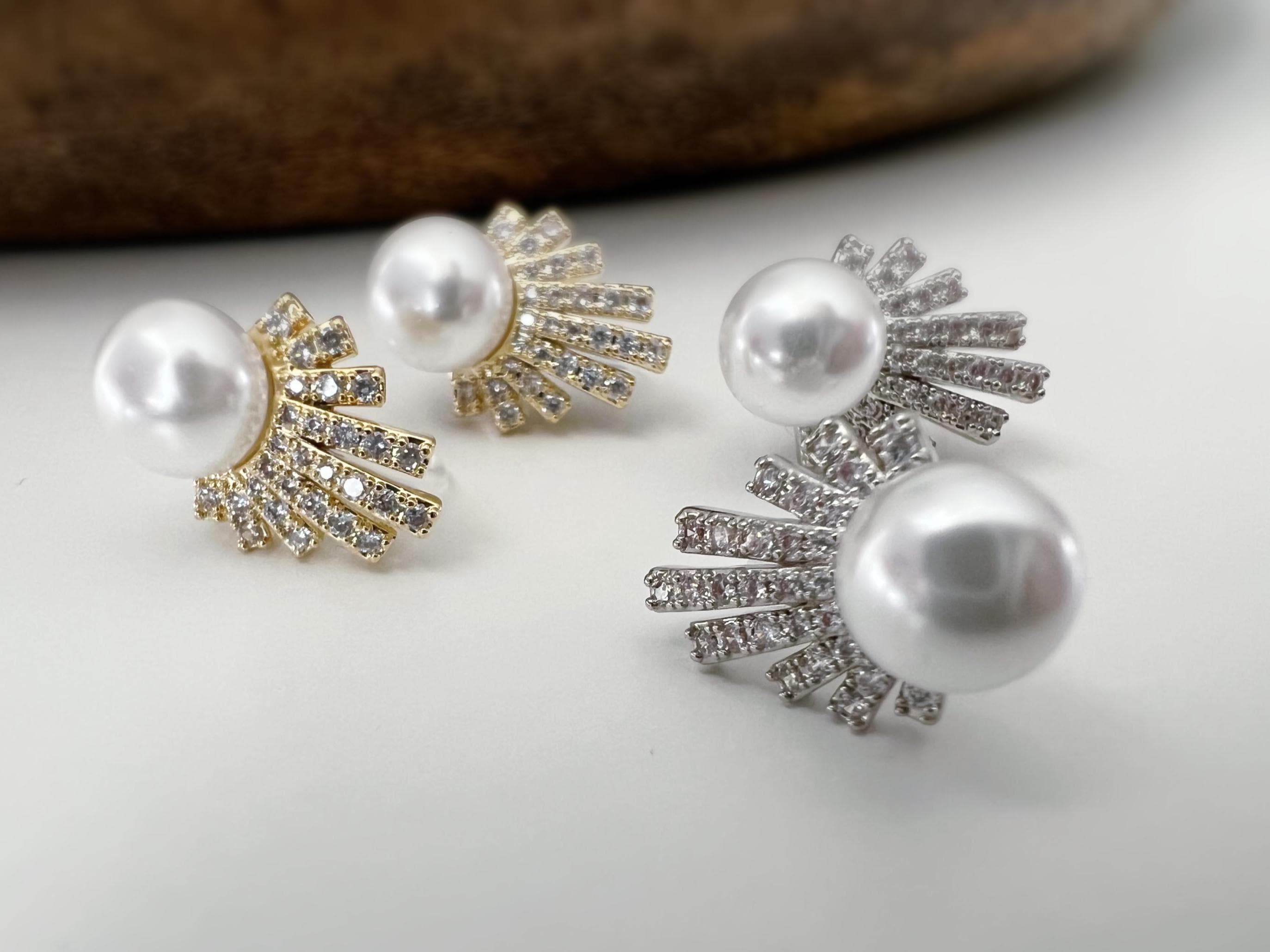 Élégantes boucles d’oreilles clip ornées d’une perle et d’un éventail scintillant de strass, Argent / OR, pour un éclat raffiné sans perçage