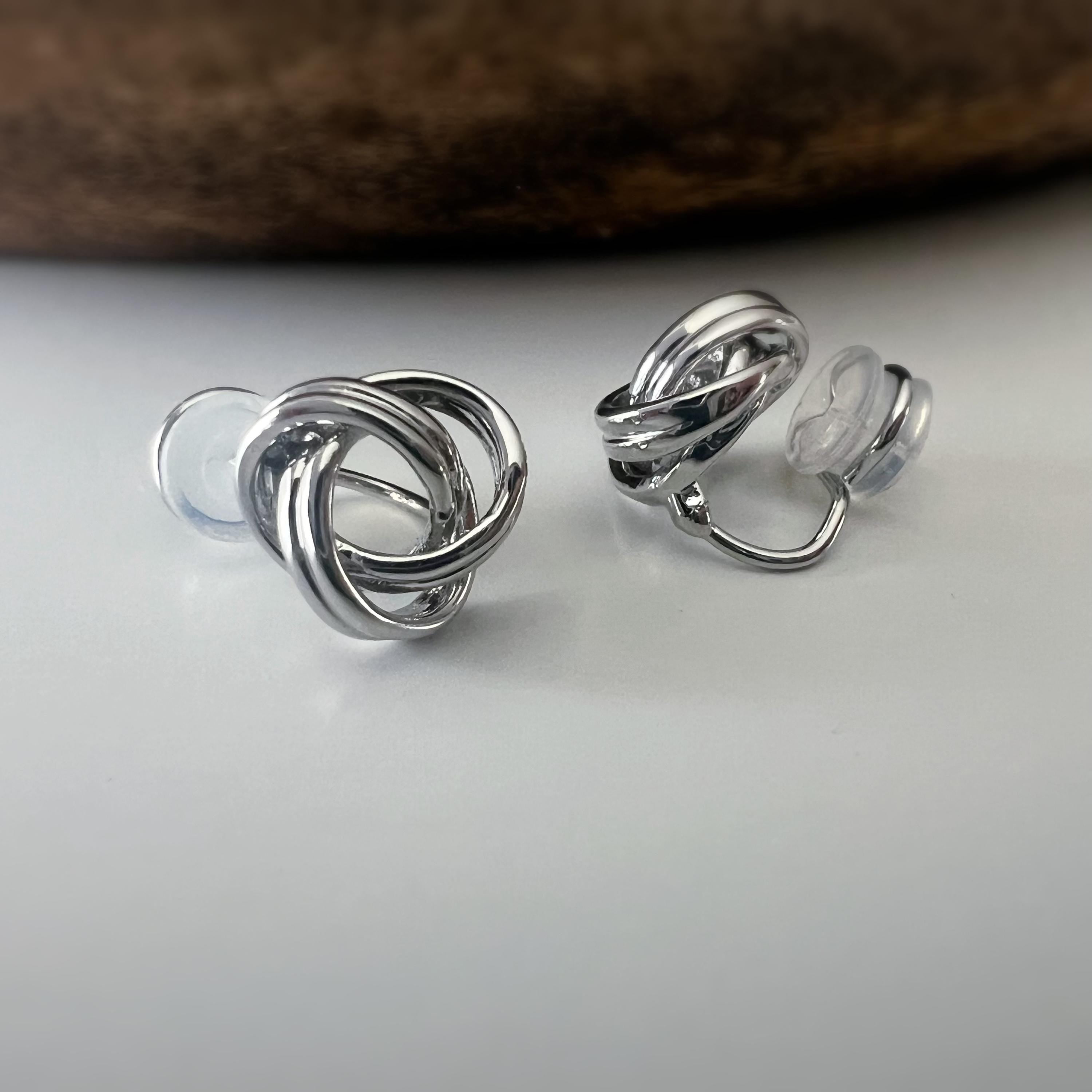 Boucles d’oreilles clip nœud élégant, disponibles en doré ou argenté, pour un style intemporel et raffiné sans oreilles percées.