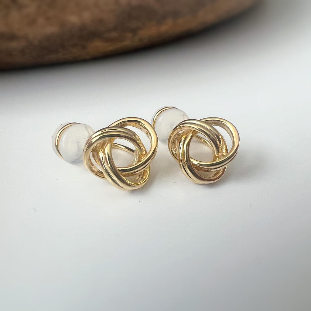 Boucles d’oreilles clip nœud élégant, disponibles en doré ou argenté, pour un style intemporel et raffiné sans oreilles percées.