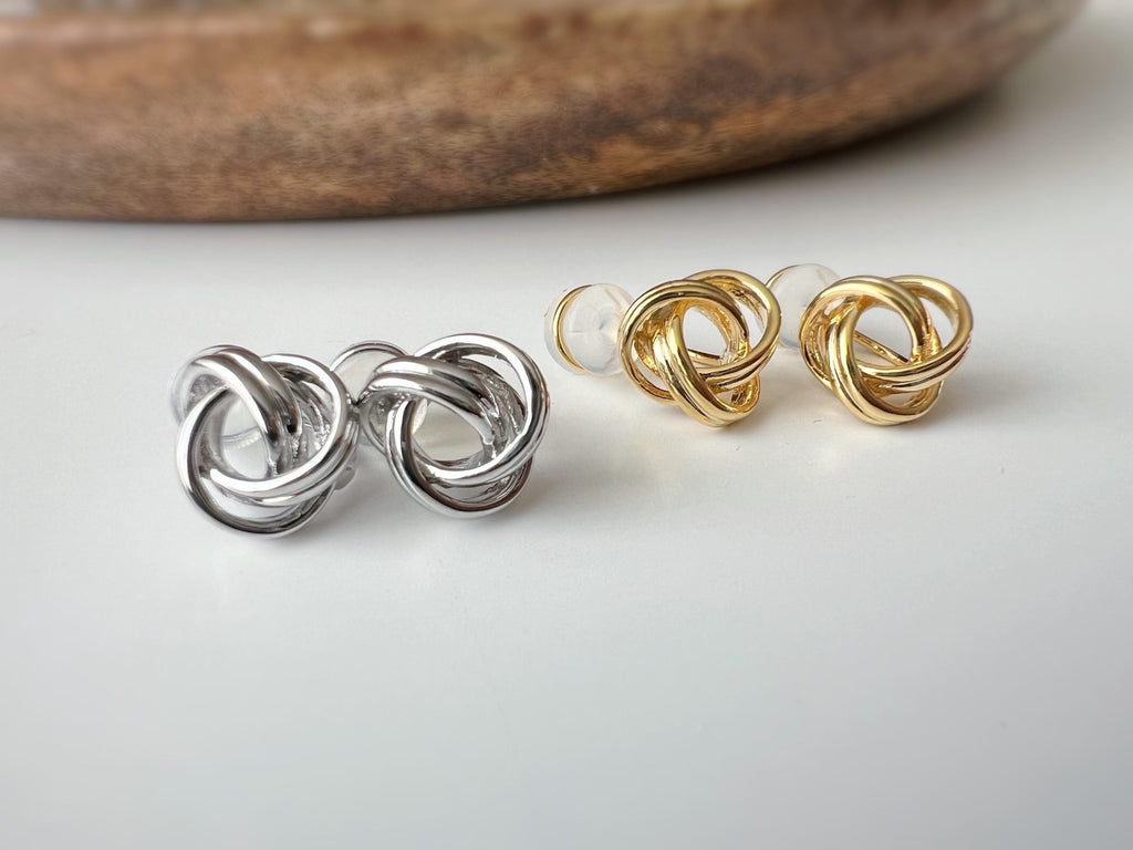 Boucles d’oreilles clip nœud élégant, disponibles en doré ou argenté, pour un style intemporel et raffiné sans oreilles percées.